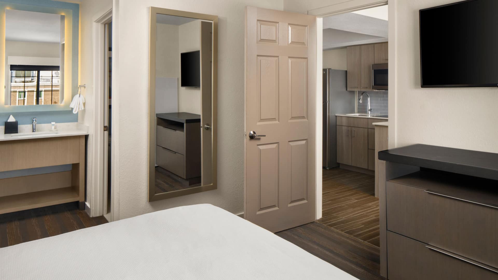 3 из 6 Hyatt House Boston/Waltham One Bedroom King Suite