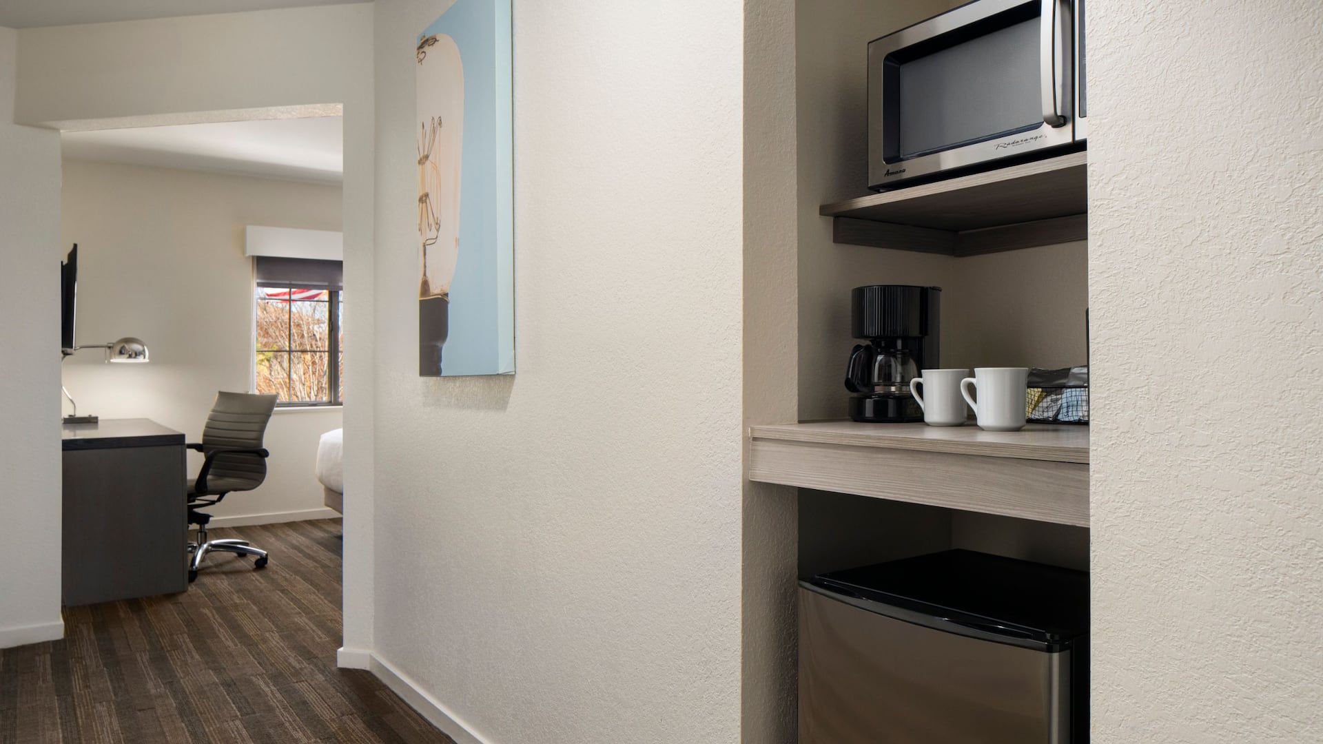 5 из 6 Hyatt House Boston/Waltham King Bedroom Amenities
