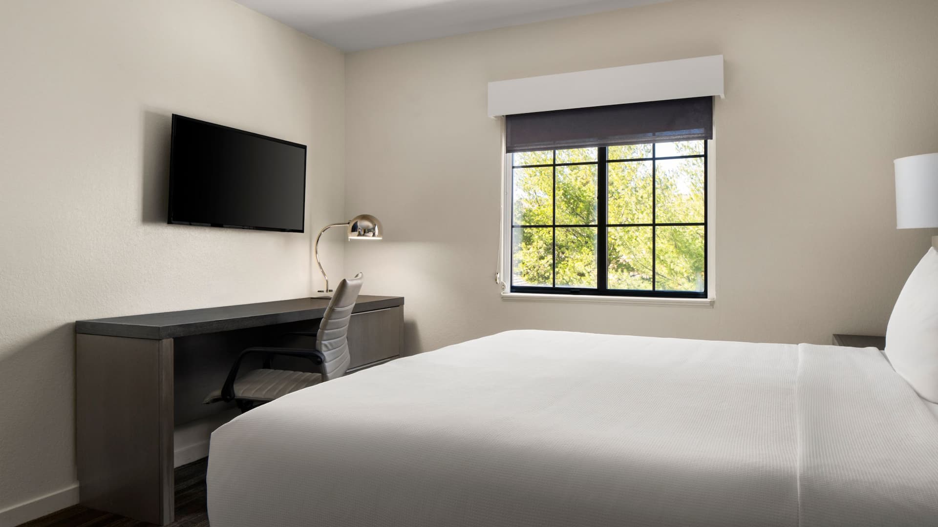 3 из 6 Hyatt House Boston/Waltham King Bedroom