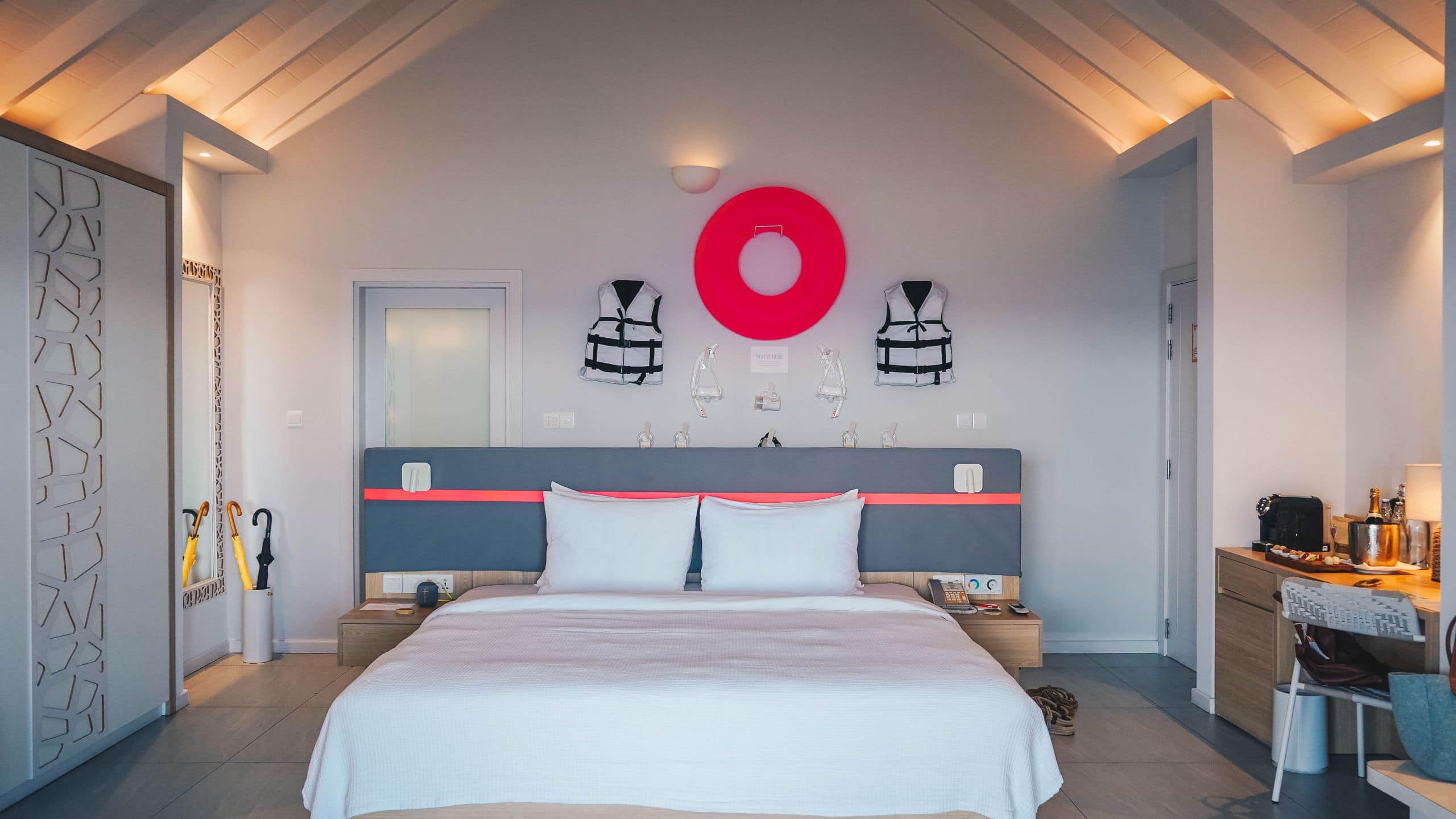 2 de 2 The Standard, Maldives Overwater Villas Bed