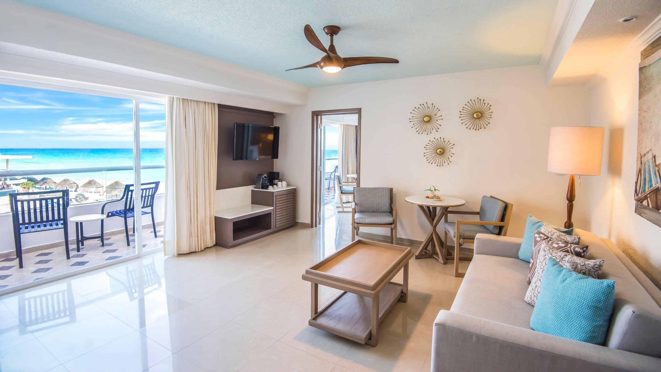 1 de 2 Sunscape Cancun Master One Bedroom Suite Oceanfront Living Area