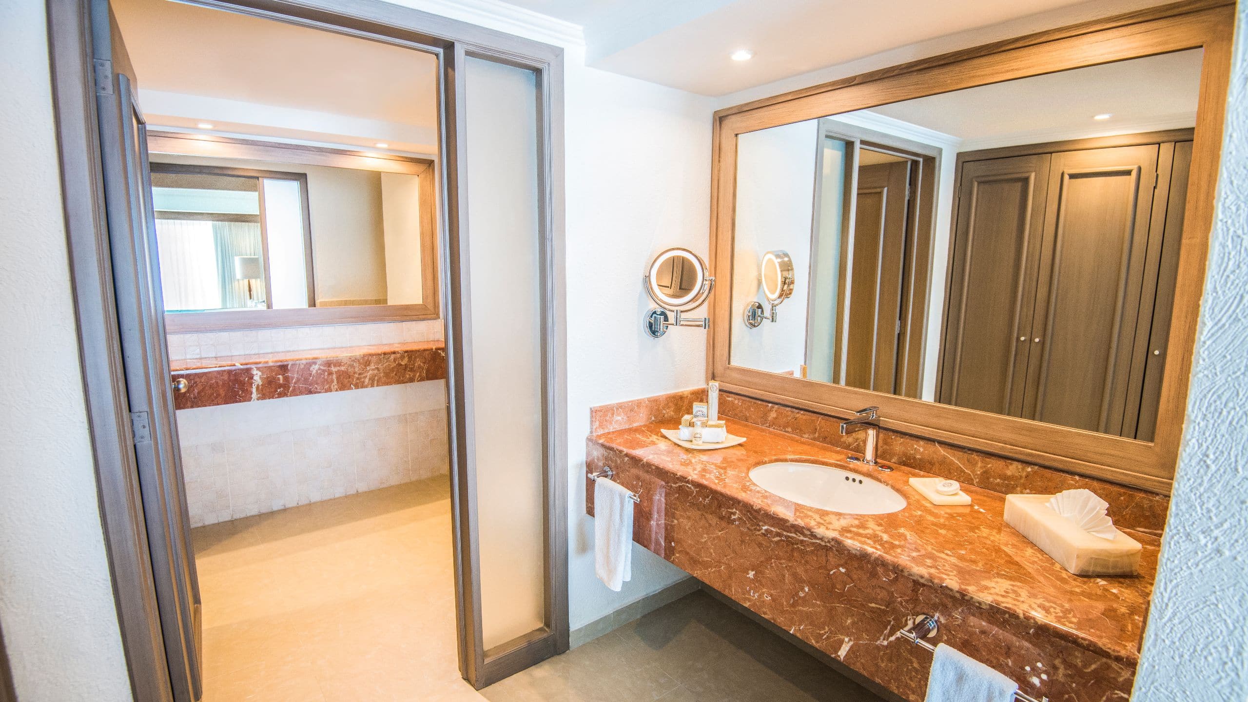3 de 3 Sunscape Cancun Premium Junior Suite Beachfront Infinity Swim Up Bathroom