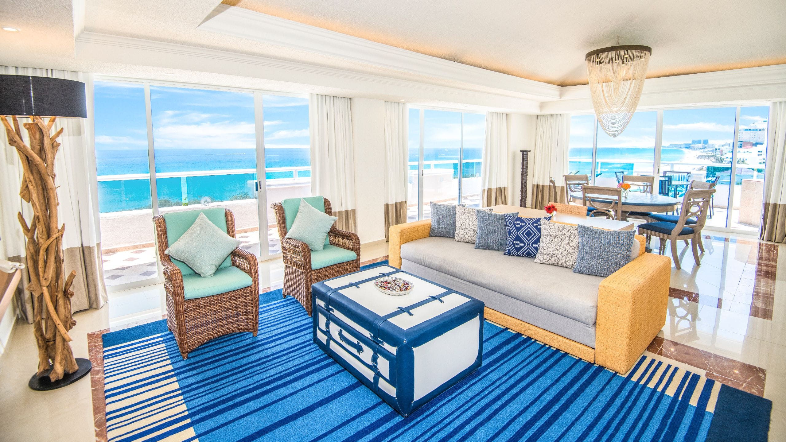 2 de 3 Sunscape Cancun Presidential Suite Living Area