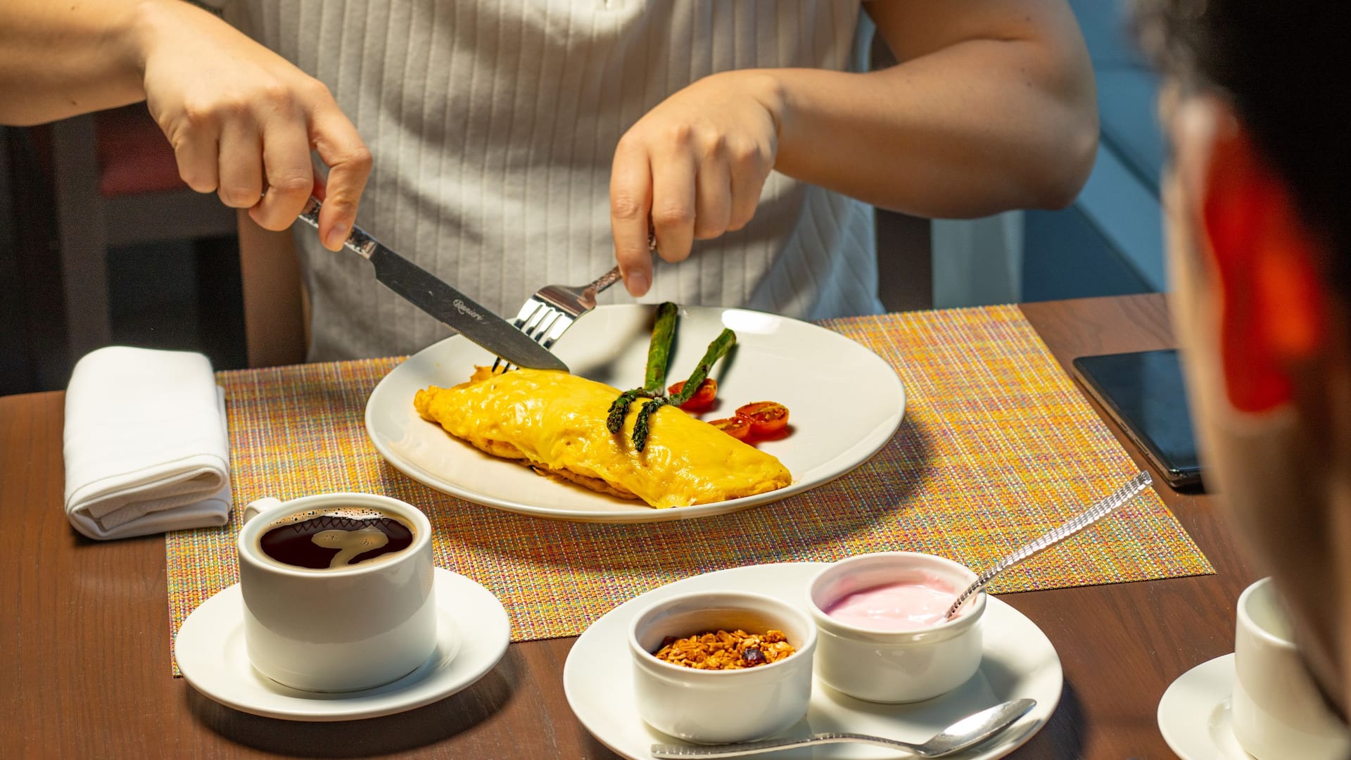 Hyatt Regency Mexico City Insurgentes Guest Having Omellet Breakfast At Muralis
