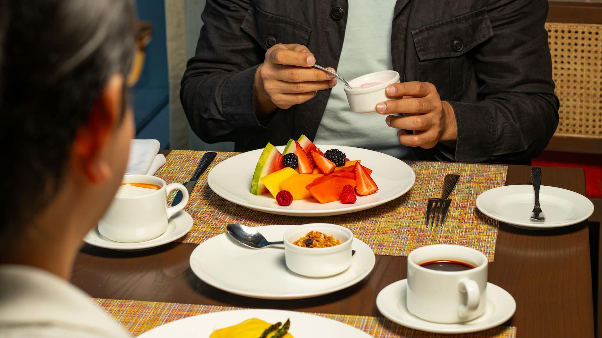 Hyatt Regency Mexico City Insurgentes Two Guests Enjoying Breakfast