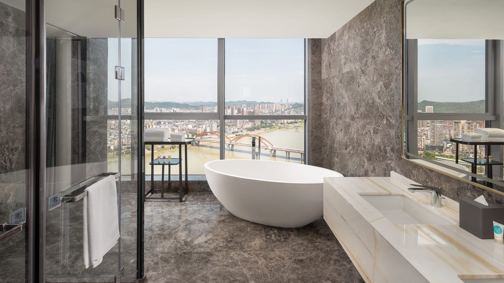 Hyatt Place Nanchong Gaoping King River View Suite Bathroom