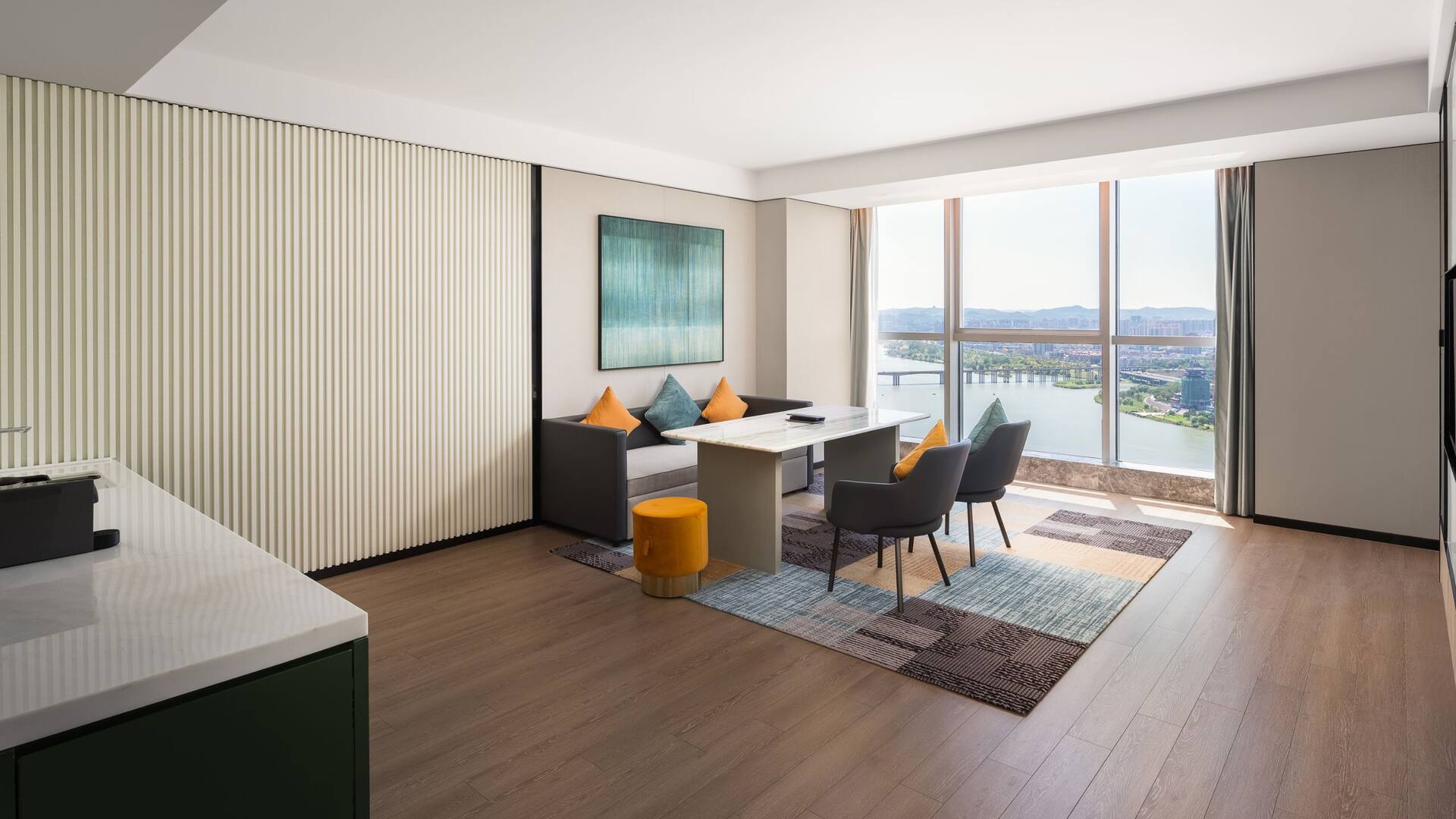 5 de 6 Hyatt Place Nanchong Gaoping King River View Suite Living