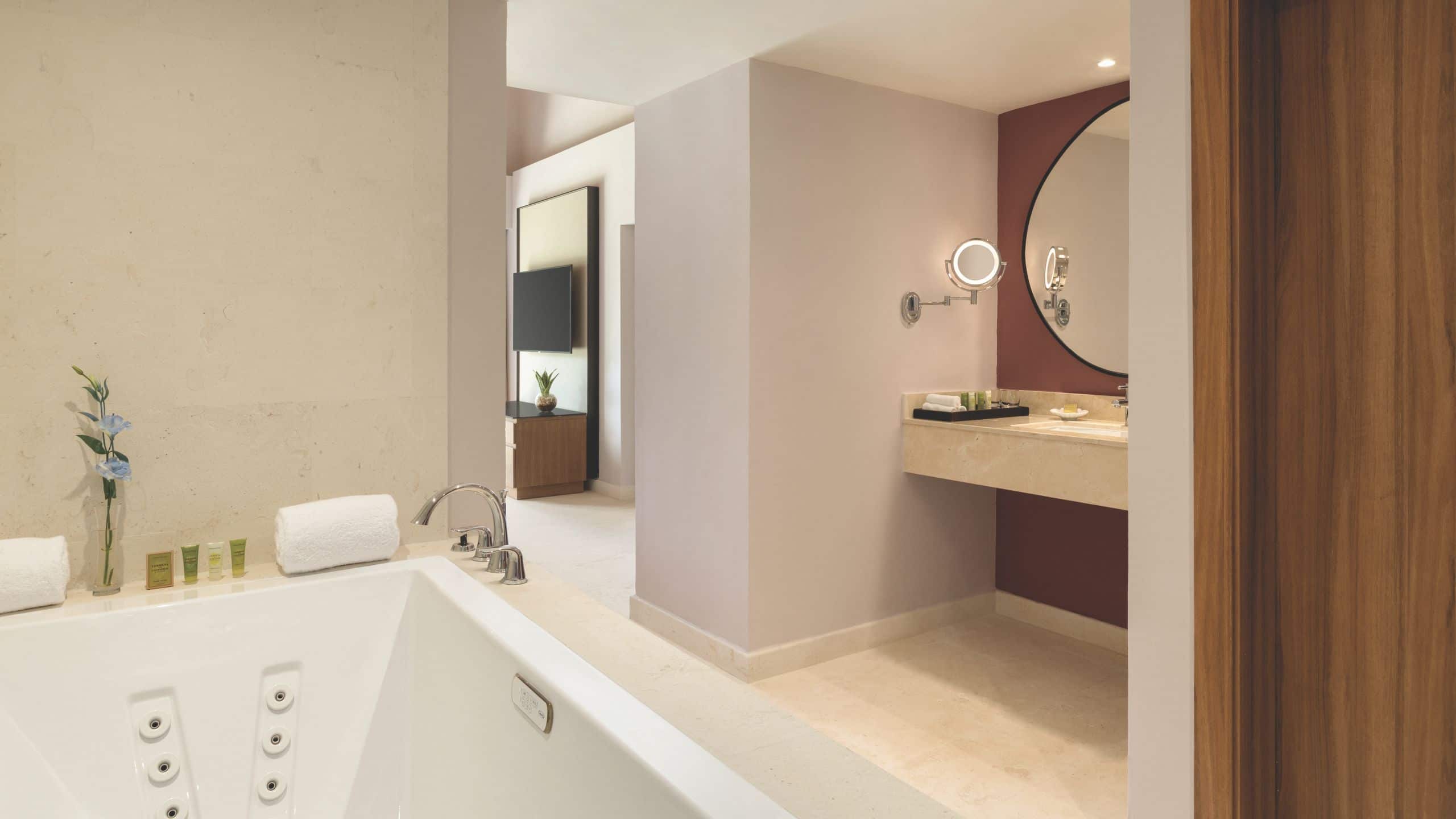 3 von 3 Secrets Bayahibe La Romana Suite Garden View King Bathtub