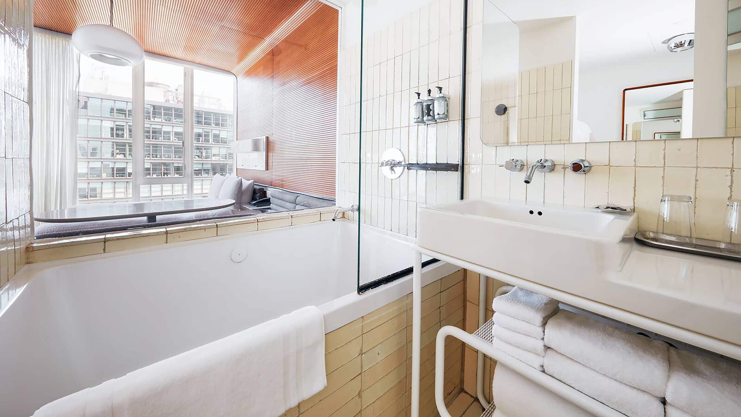 3 de 3 The Standard, High Line Standard Queen Bathroom