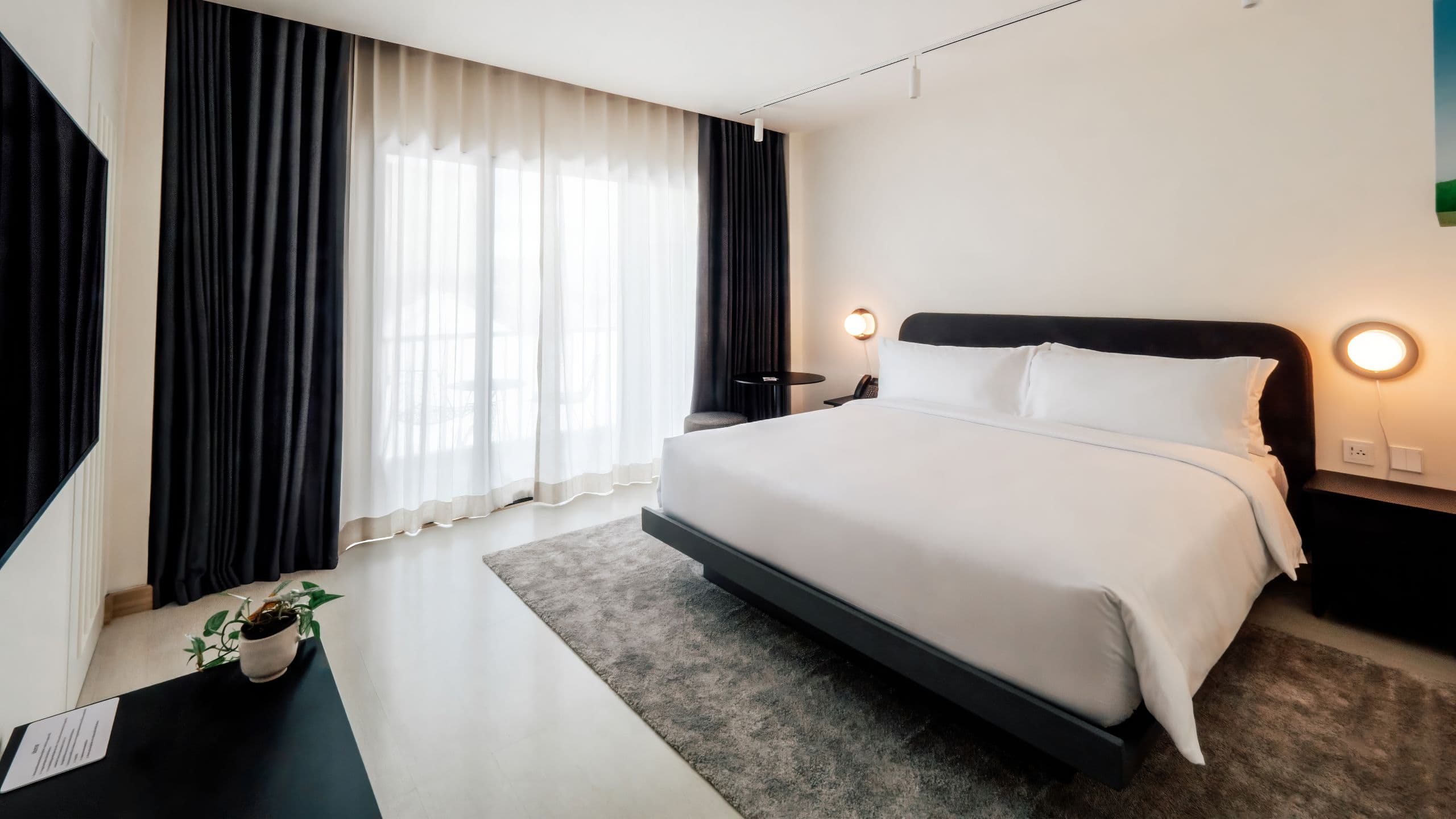 1/3 The StandardX, Bangkok Phra Arthit Cozy King Bed