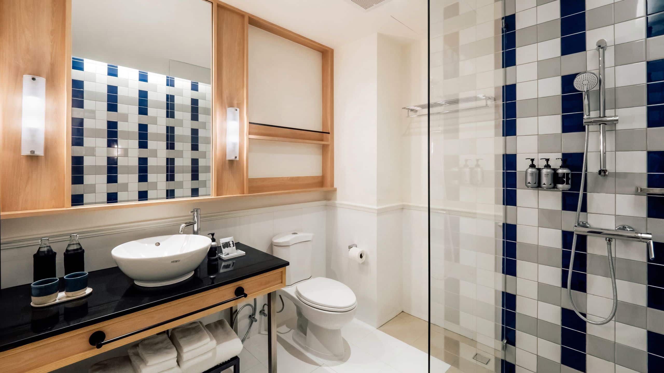 3/3 The StandardX, Bangkok Phra Arthit Cozy Twin Bathroom