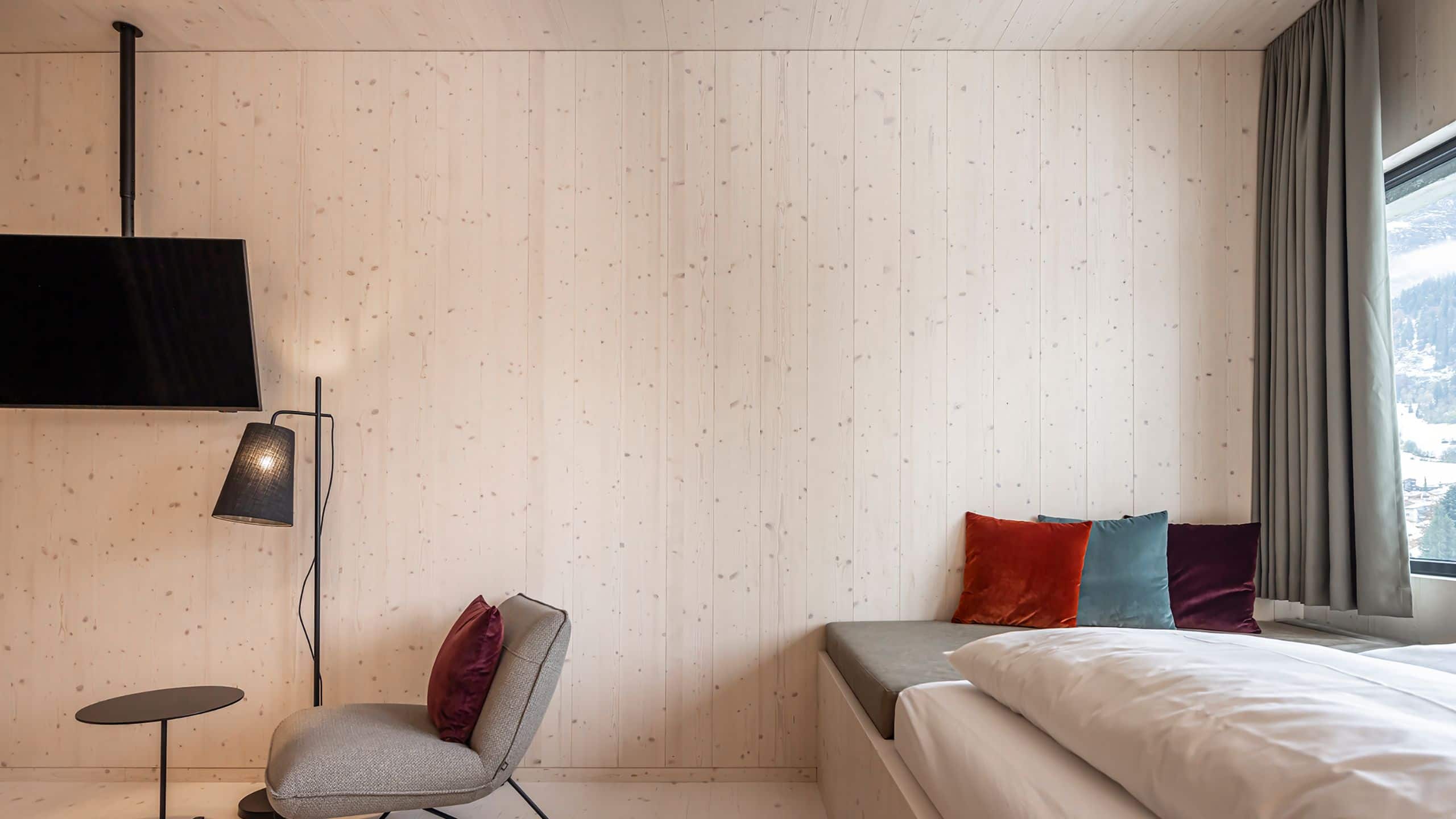 Me and All Hotel Flims One King Bed Studio