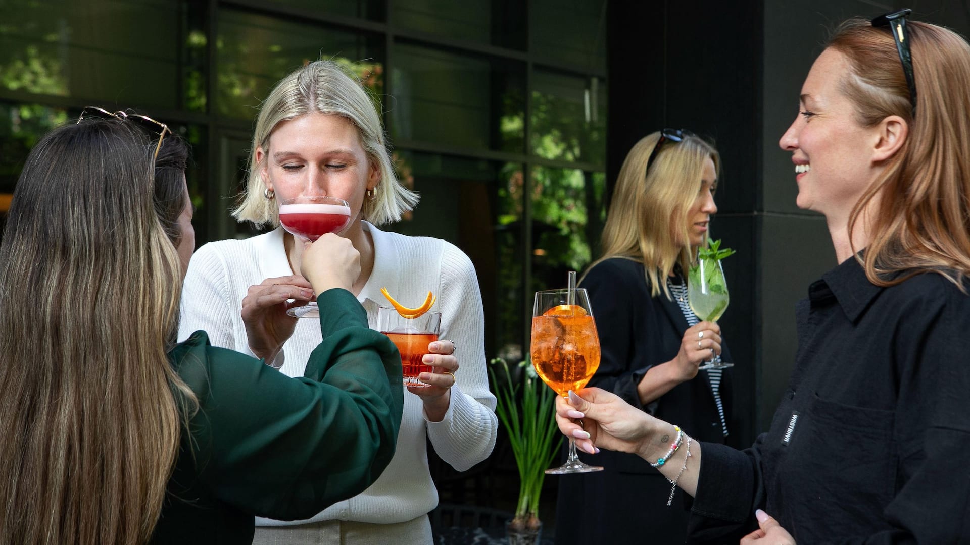 7 von 8 Grand Hyatt Berlin Vox Bar Terrace Apero Sip