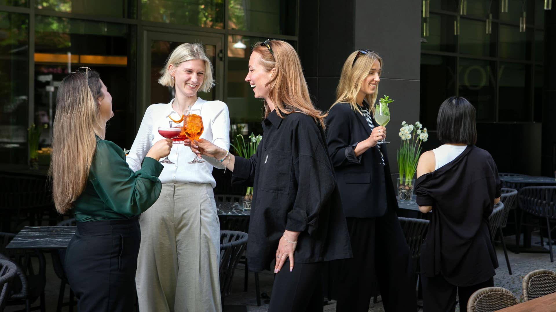 Grand Hyatt Berlin Vox Bar Terrace Apero Laughing