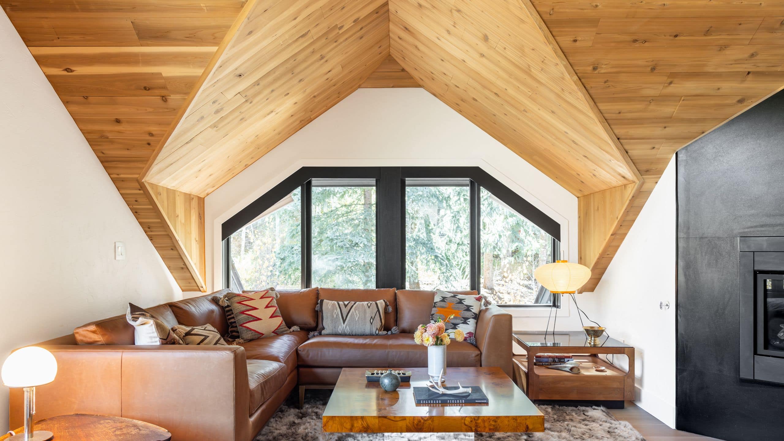2 de 7 Vail Residences at Cascade Village Living Room Window Seating