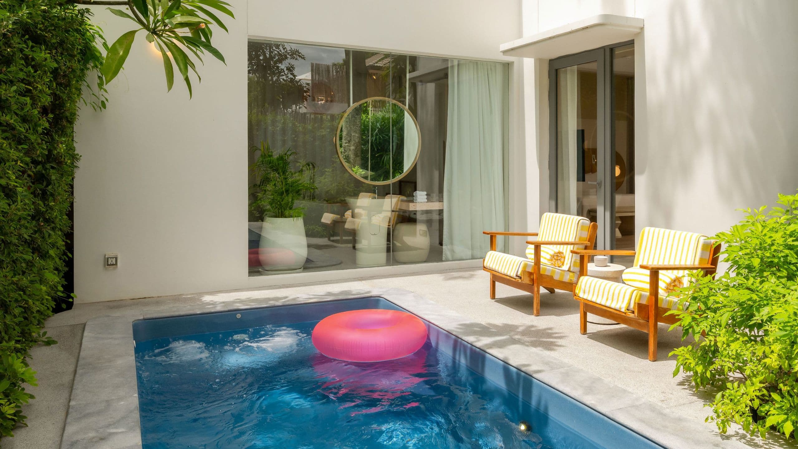 3 von 5 The Standard, Hua Hin Plush Pool Villa Area