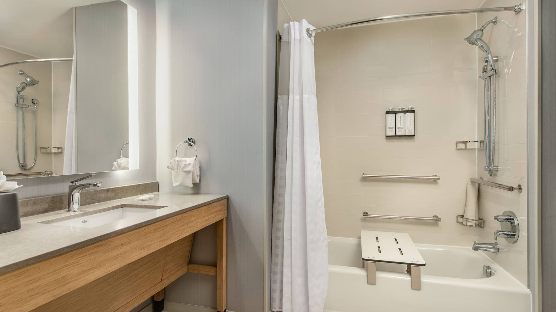 第 2，共 2 Hyatt Place Ocean City / Oceanfront City View Two Queen Beds Accessible Bathroom