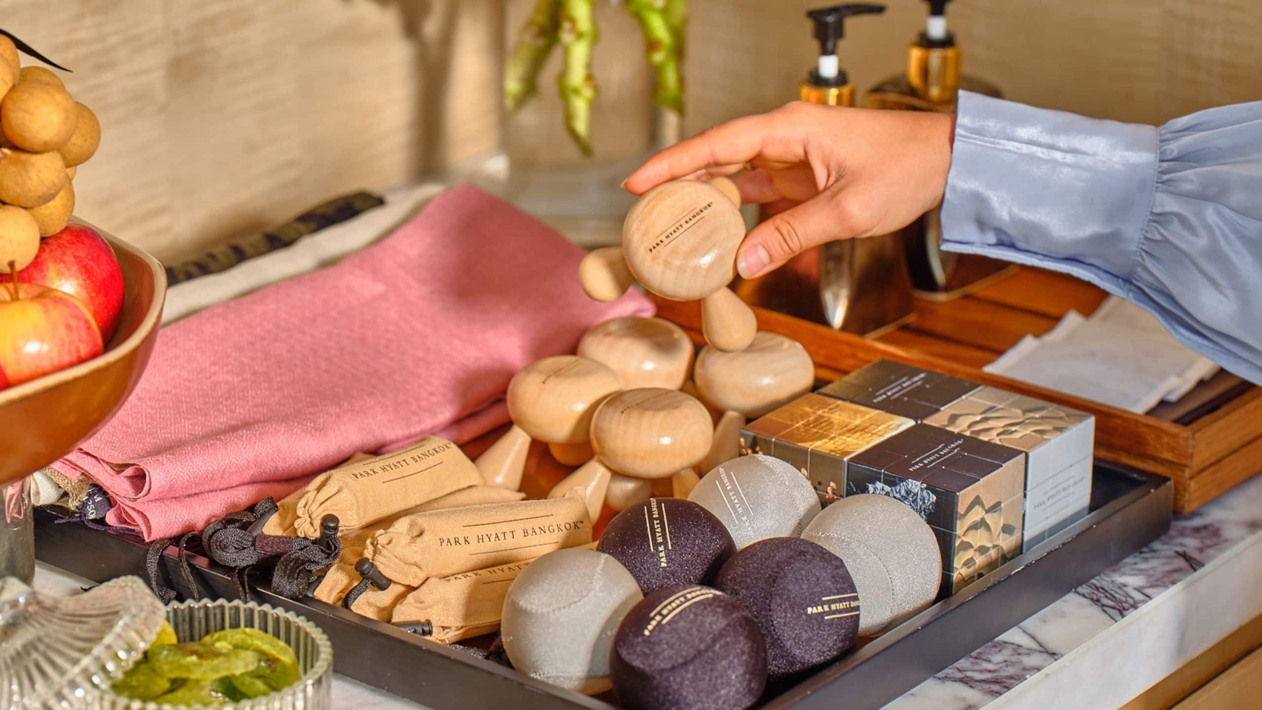 3 จาก 3 Park Hyatt Bangkok Care Station Wooden Hand Massager