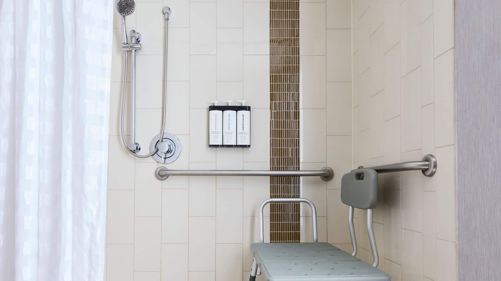 3 de 6 Hyatt Place New York/Yonkers Bathroom Roll In Shower