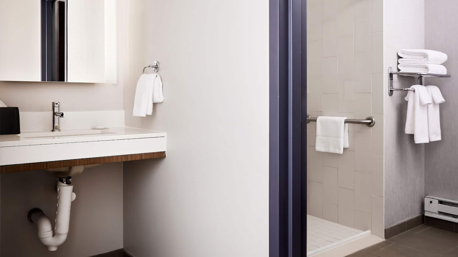 2 de 6 Hyatt Place New York/Yonkers Bathroom Roll In Shower