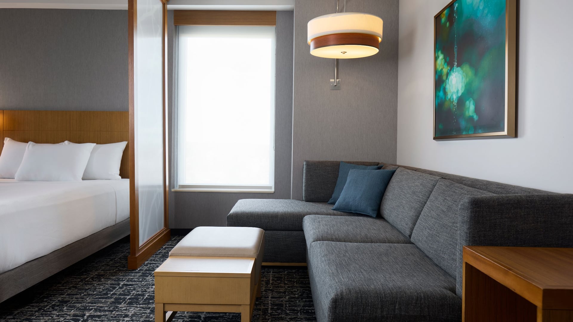 4 de 6 Hyatt Place New York/Yonkers Two Queen Beds Couch
