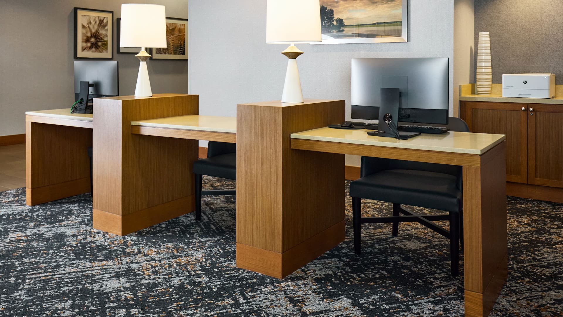 Hyatt Place New York/Yonkers Business Center Desks