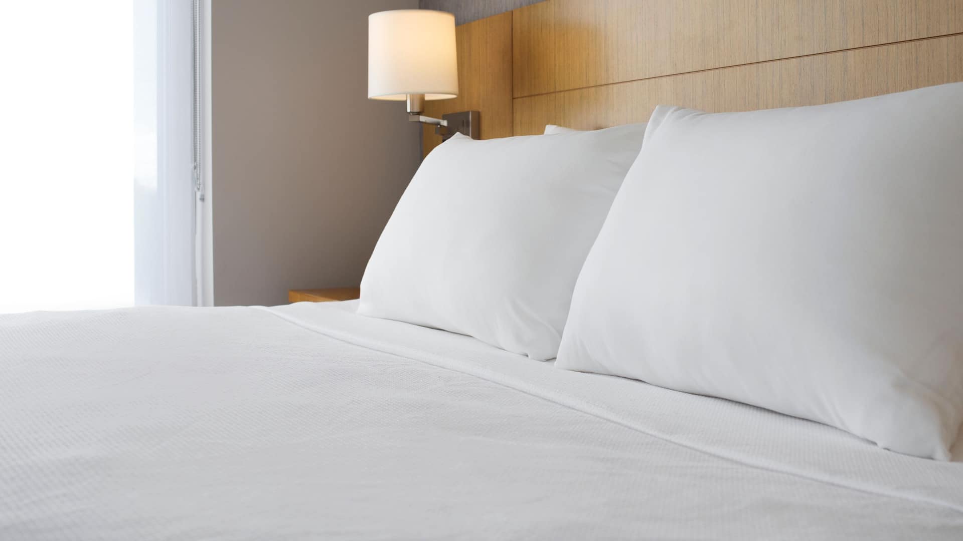 3 de 5 Hyatt Place New York/Yonkers Guest Room Bed Detail
