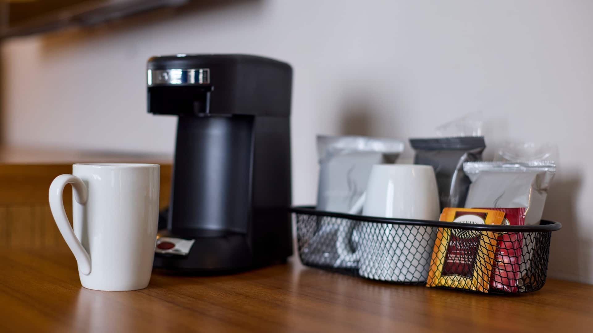 4 de 4 Hyatt Place New York/Yonkers Guest Room Coffee Detail
