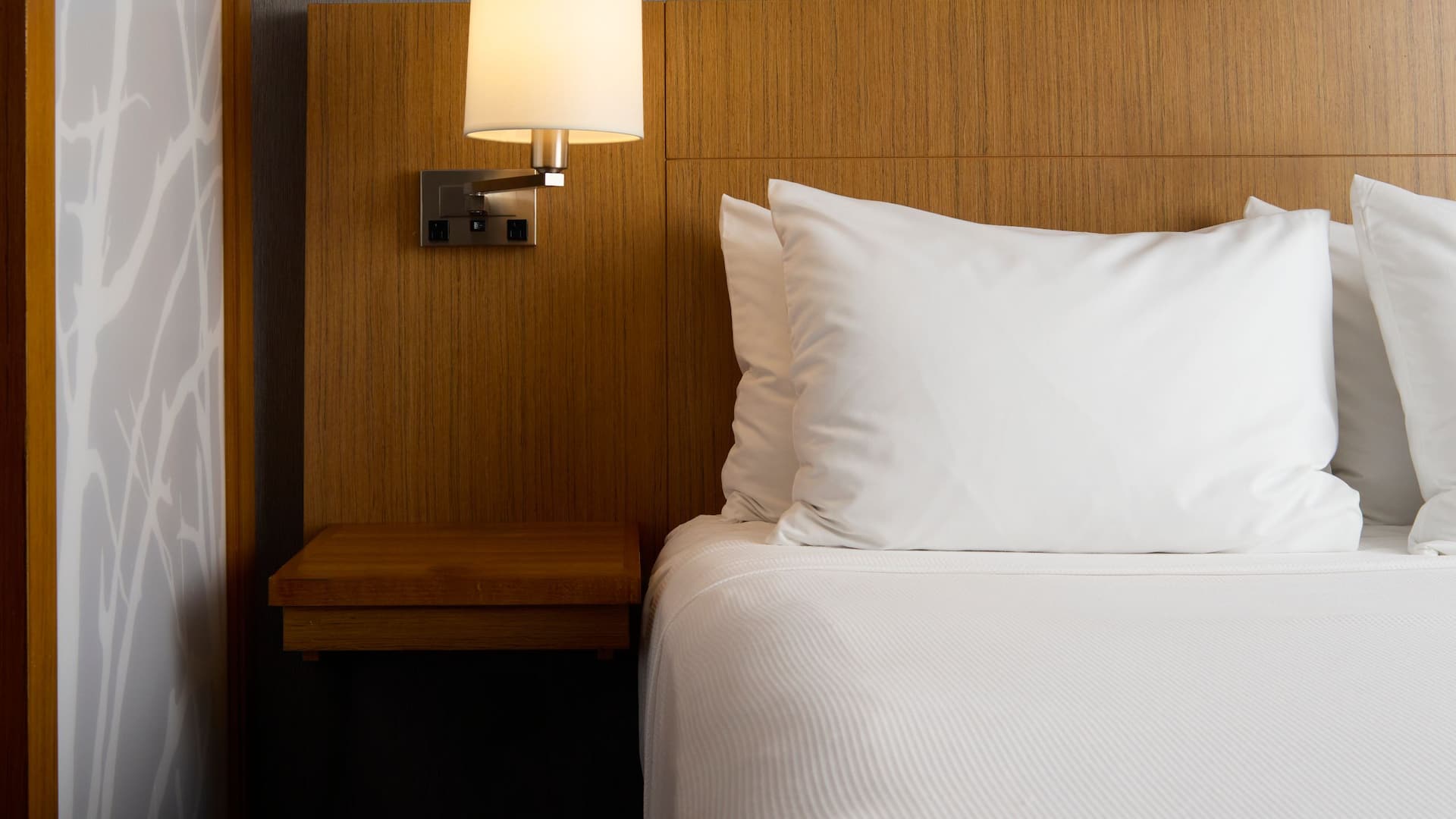 Hyatt Place New York/Yonkers King Bed With Sofa Bed Detail Light On