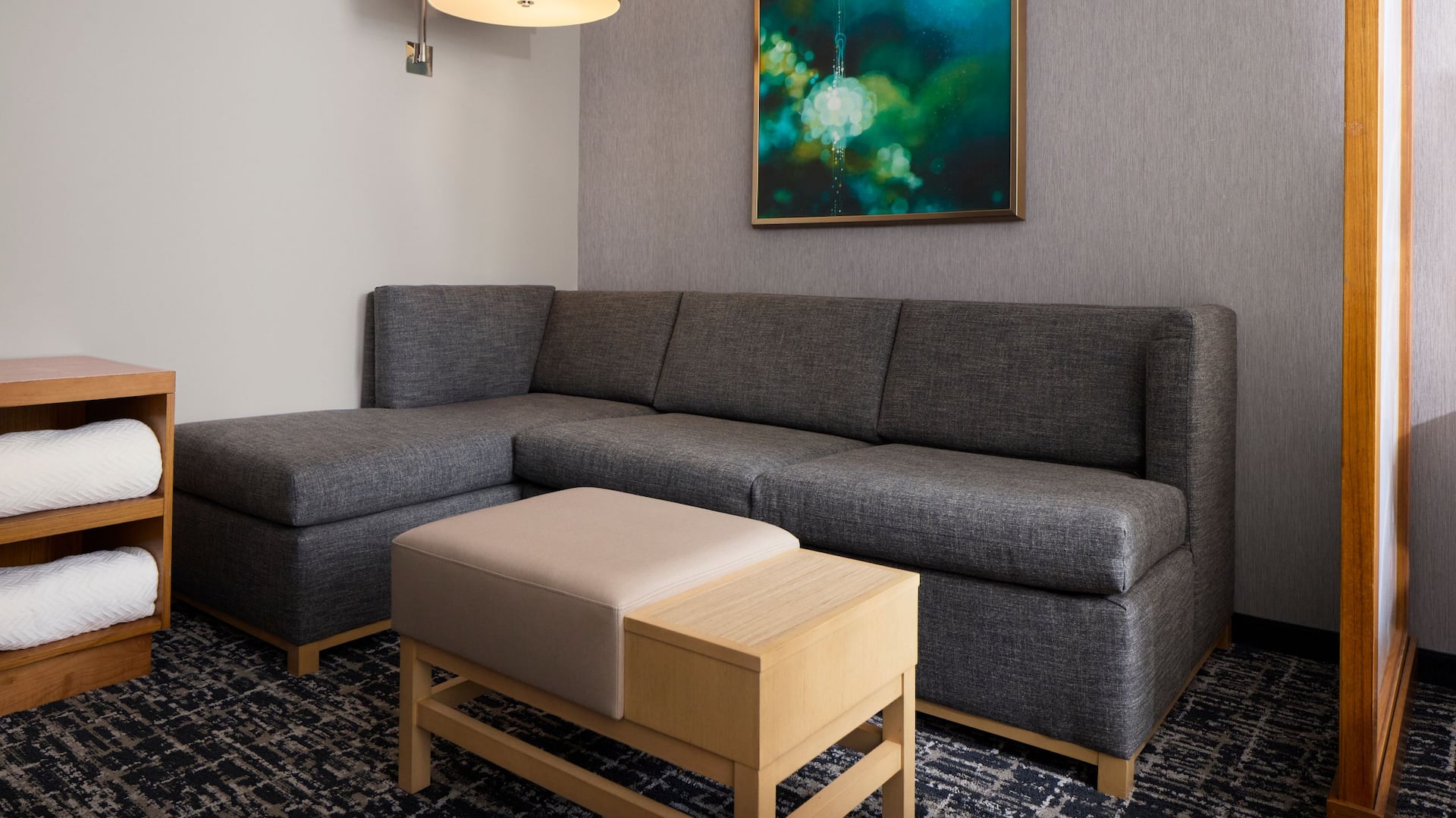 2 de 5 Hyatt Place New York/Yonkers King Bed With Sofa Couch Angle