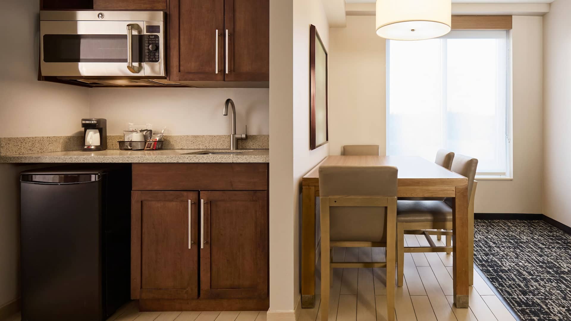 3 de 6 Hyatt Place New York/Yonkers One Bedroom Specialty Suite Dining Area With Coffee