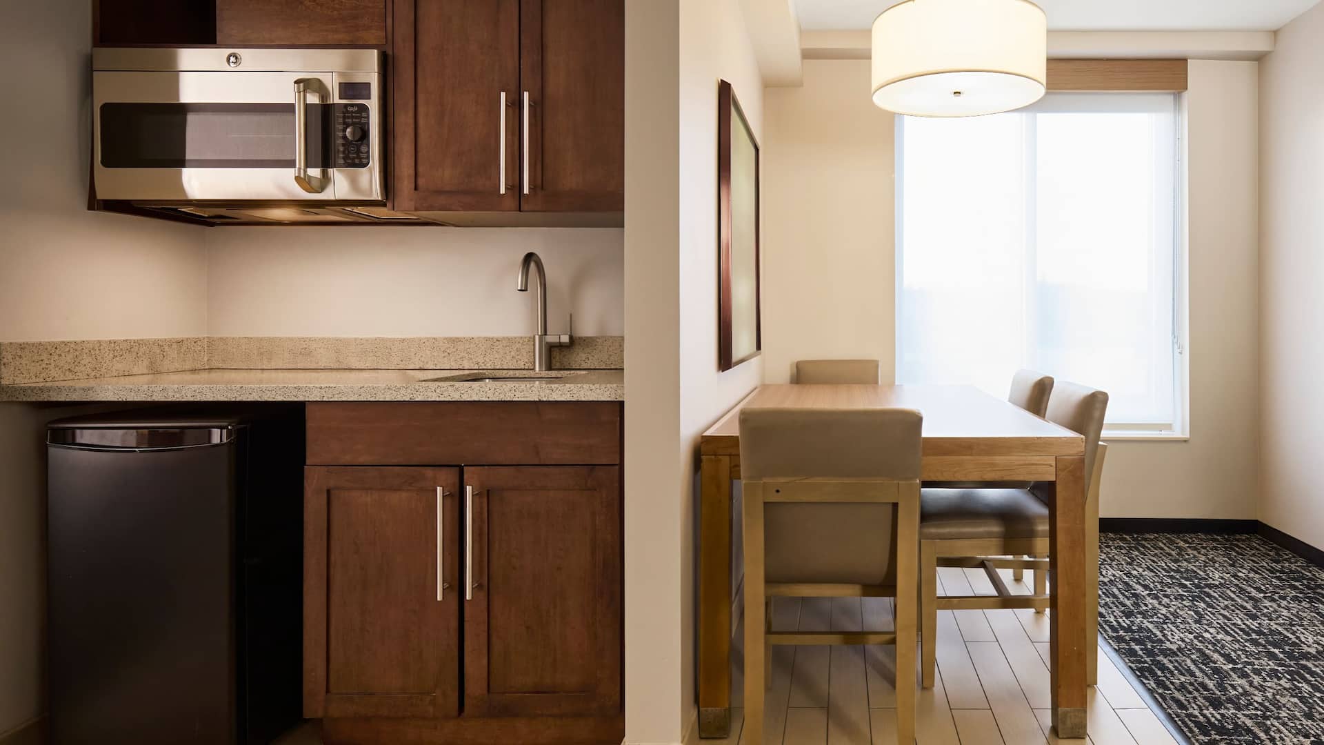 Hyatt Place New York/Yonkers One Bedroom Specialty Suite Dining Area