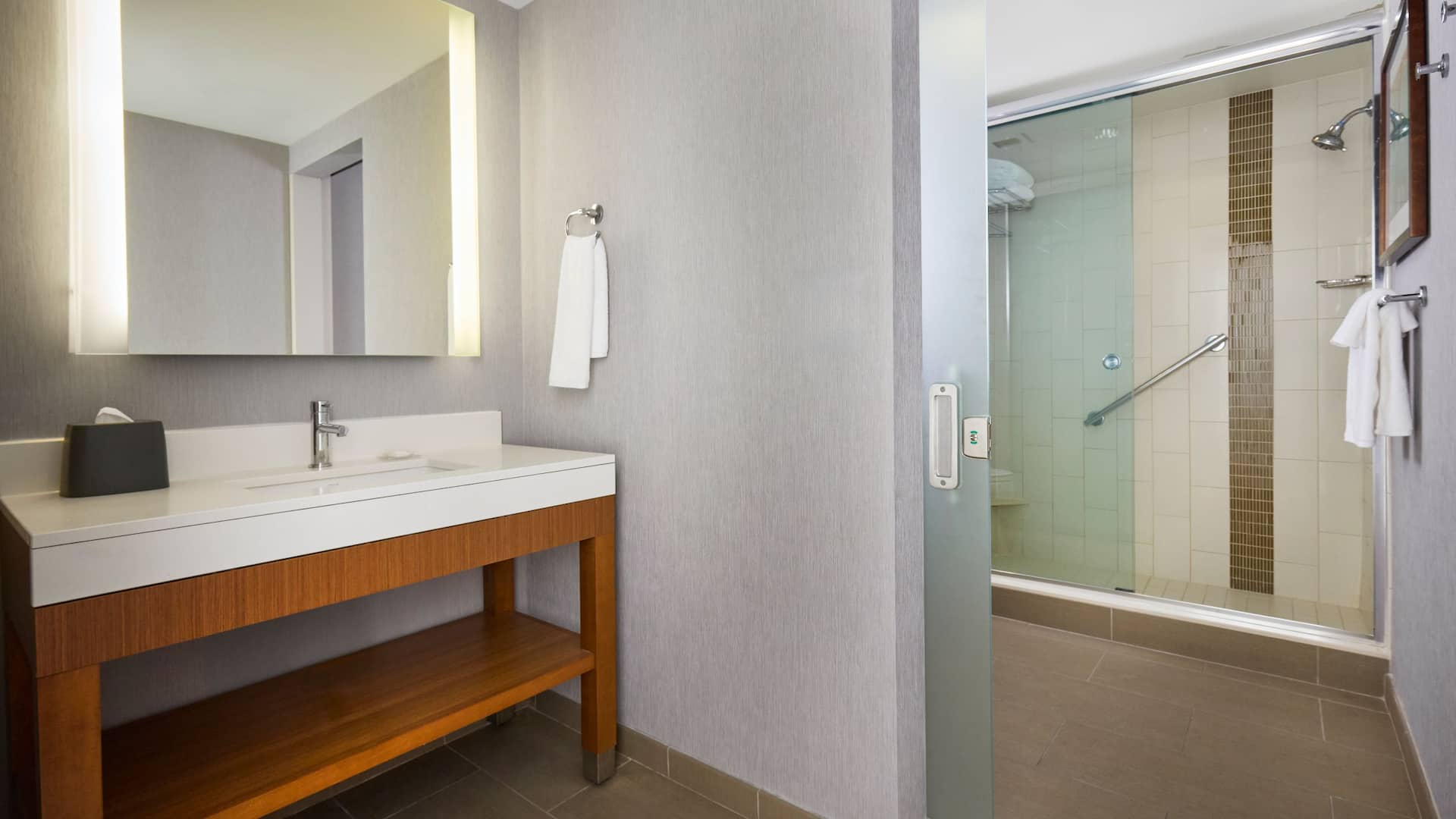 5 de 6 Hyatt Place New York/Yonkers One Bedroom Suite Bathroom