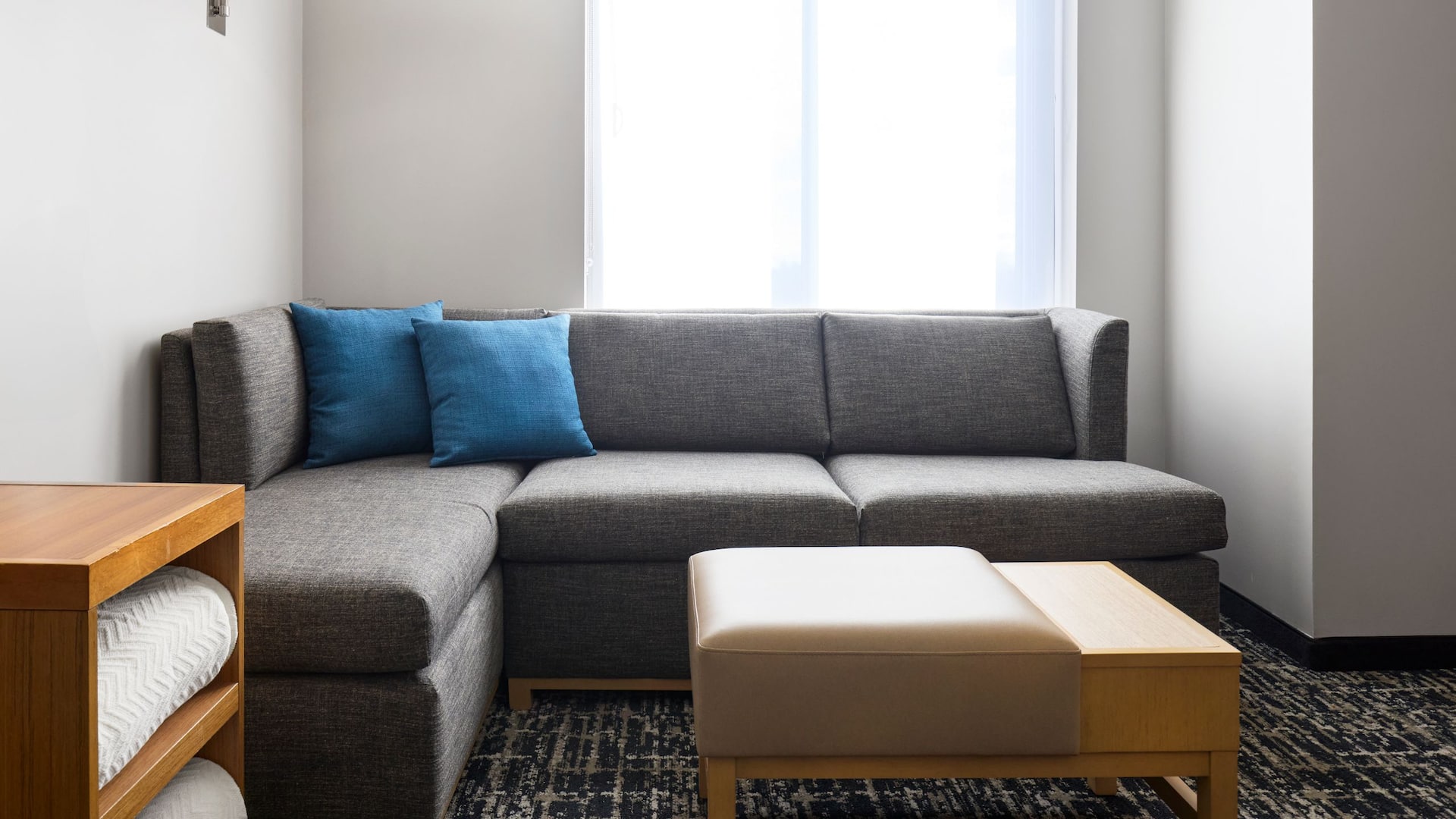 4 de 6 Hyatt Place New York/Yonkers One Bedroom Suite Couch
