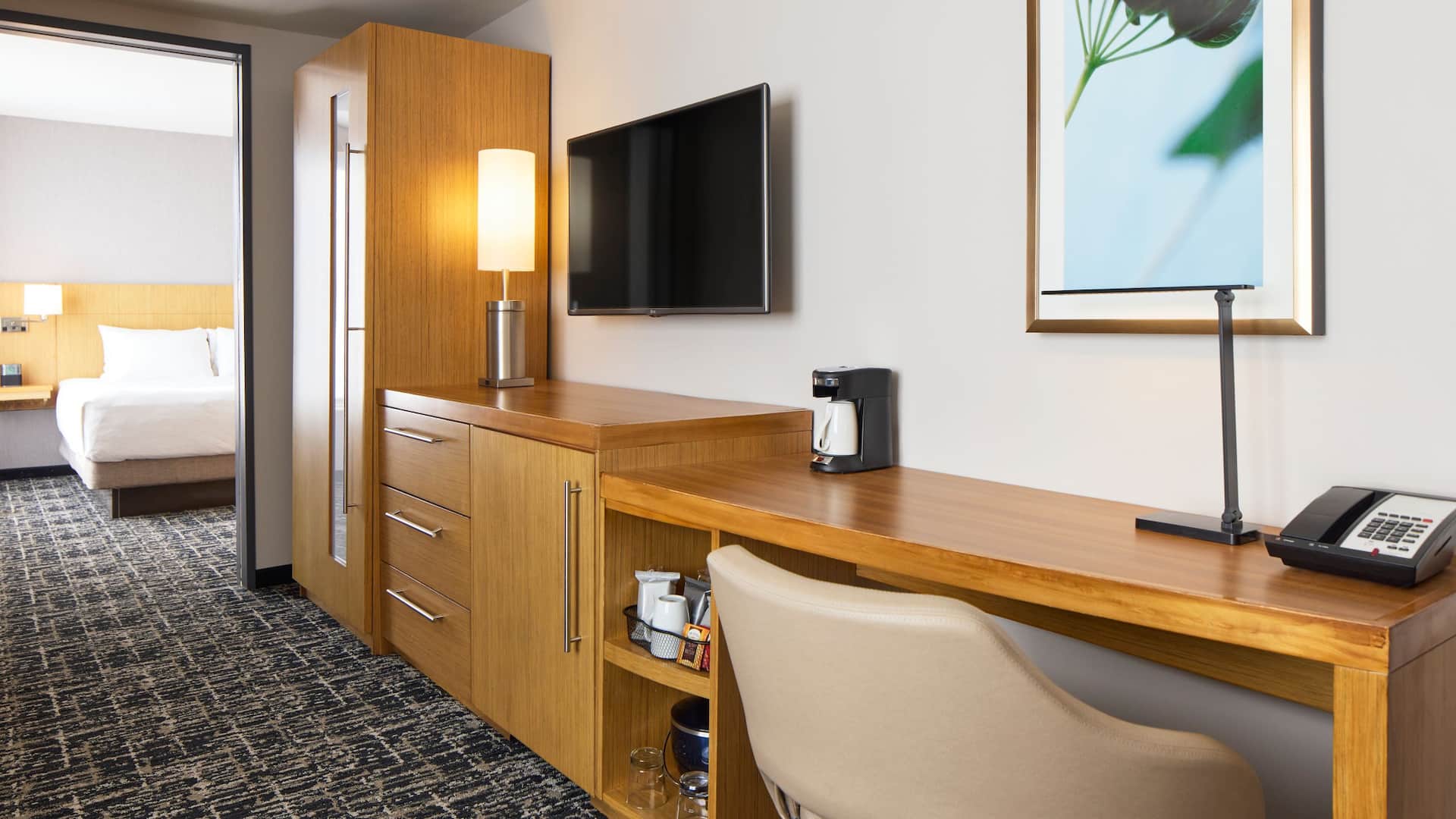 3 de 6 Hyatt Place New York/Yonkers One Bedroom Suite Desk