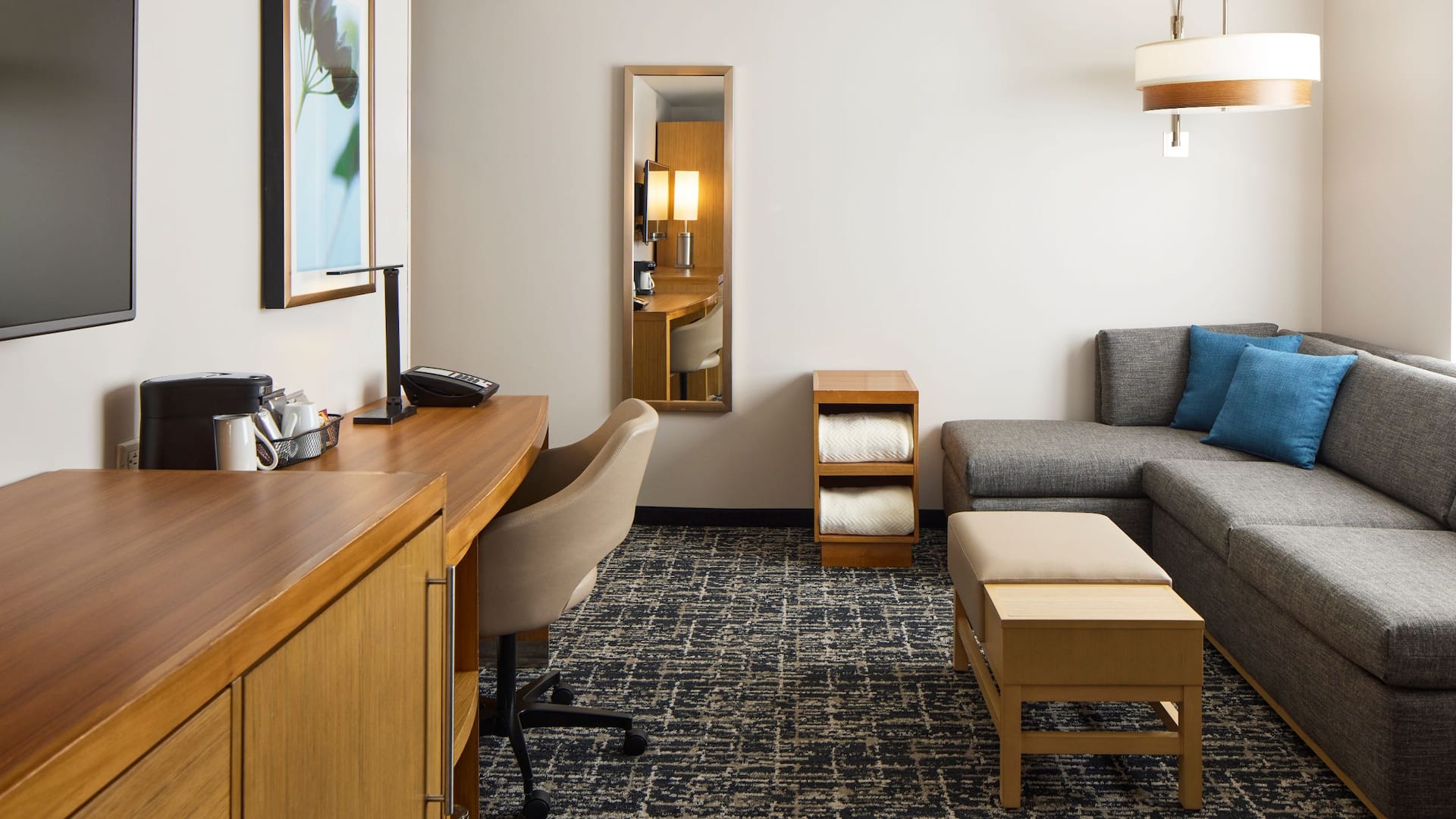 2 de 6 Hyatt Place New York/Yonkers One Bedroom Suite Living Area