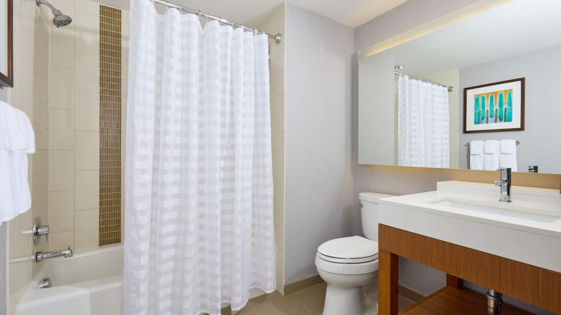 4 de 5 Hyatt Place New York/Yonkers Two Queen Beds Bathroom