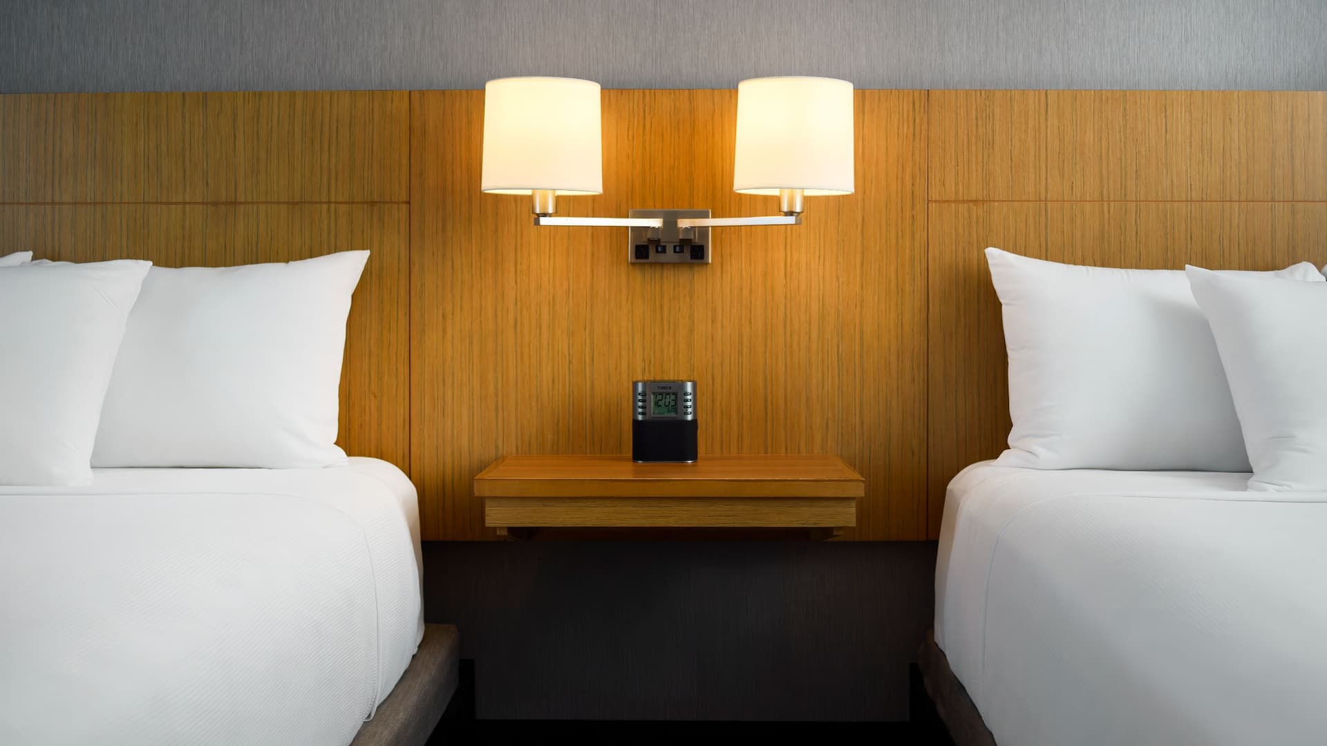 2 de 5 Hyatt Place New York/Yonkers Two Queen Beds Bed Detail