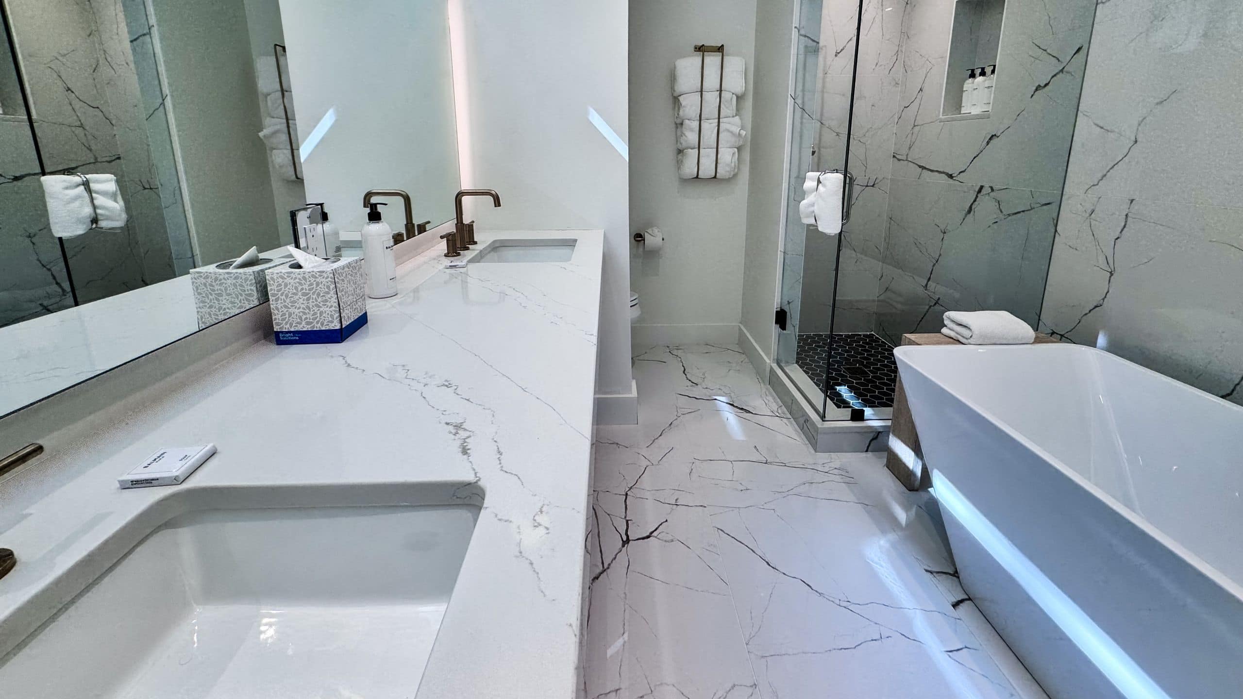 7 de 7 Vail Residences at Cascade Village Double Vanity And Bathtub In The Haven