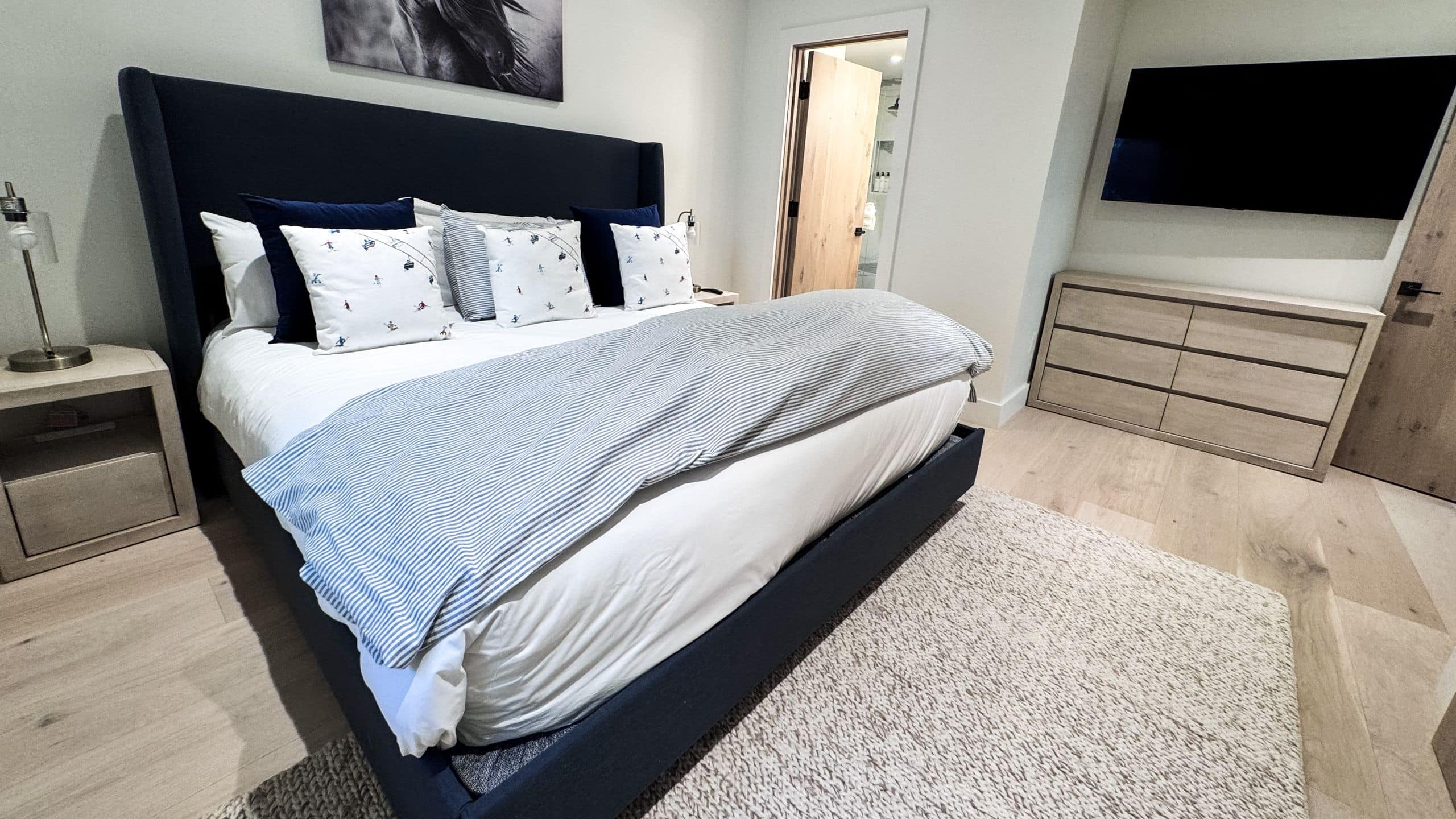 3 de 7 Vail Residences at Cascade Village The Haven Downstairs King Bedroom