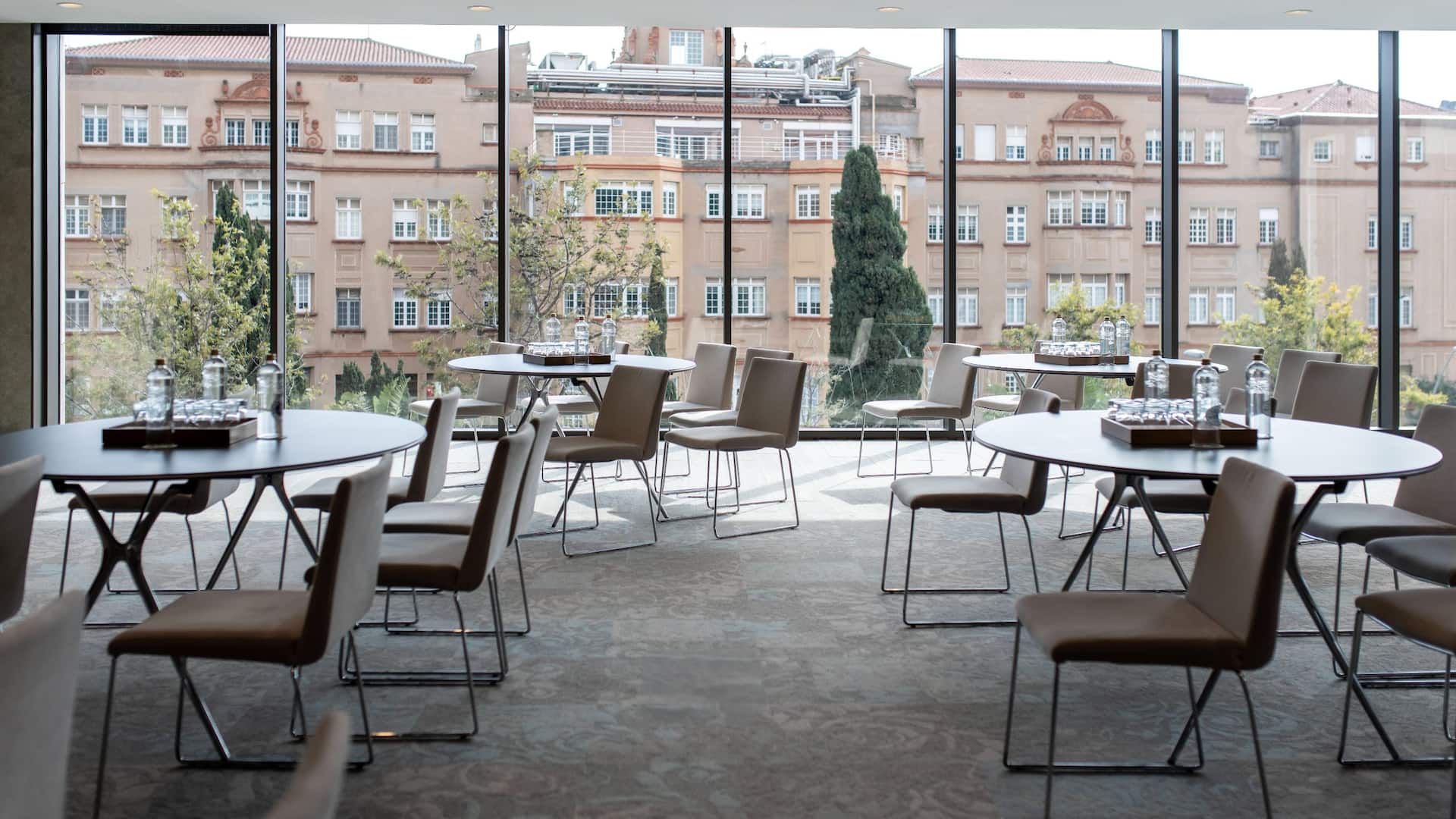 2 de 5 Grand Hyatt Barcelona Apartment Cabaret Set Up Window View