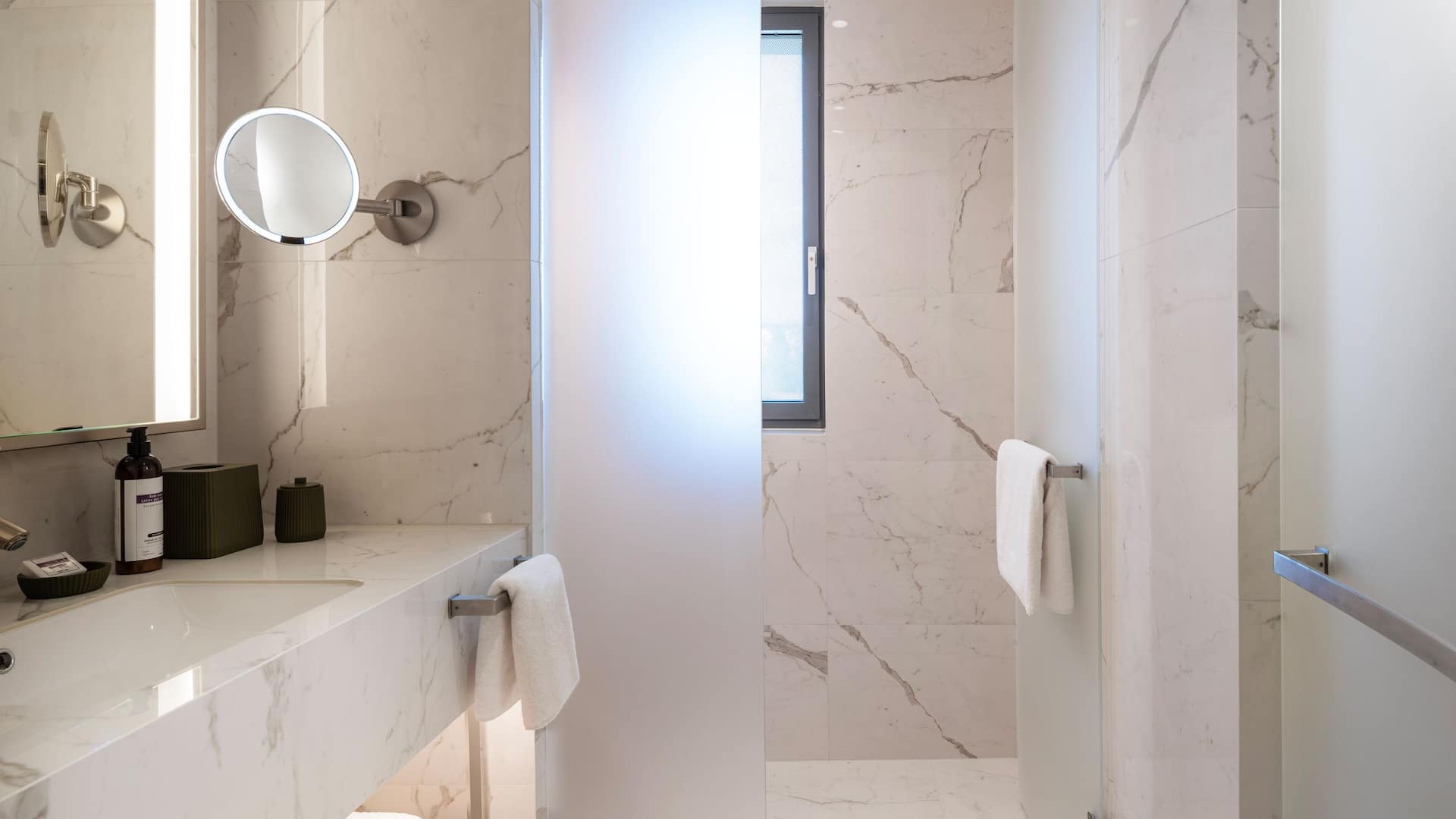 4 von 5 Hyatt Regency Zadar Twin Bed With Balcony Deluxe Bathroom