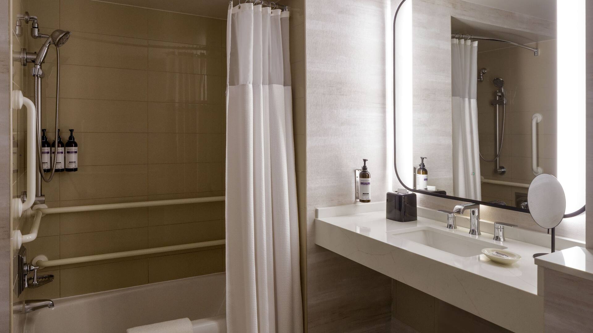 5 de 5 Hyatt Regency Reston Accessible Tub
