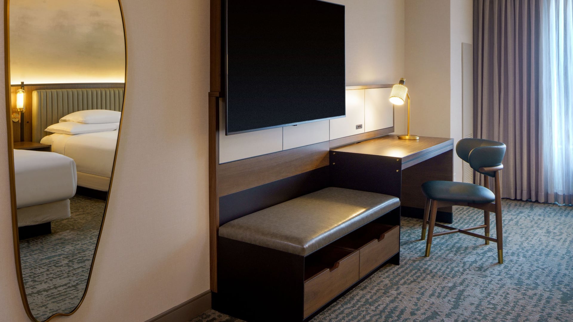4 de 6 Hyatt Regency Reston Queen Desk Detail