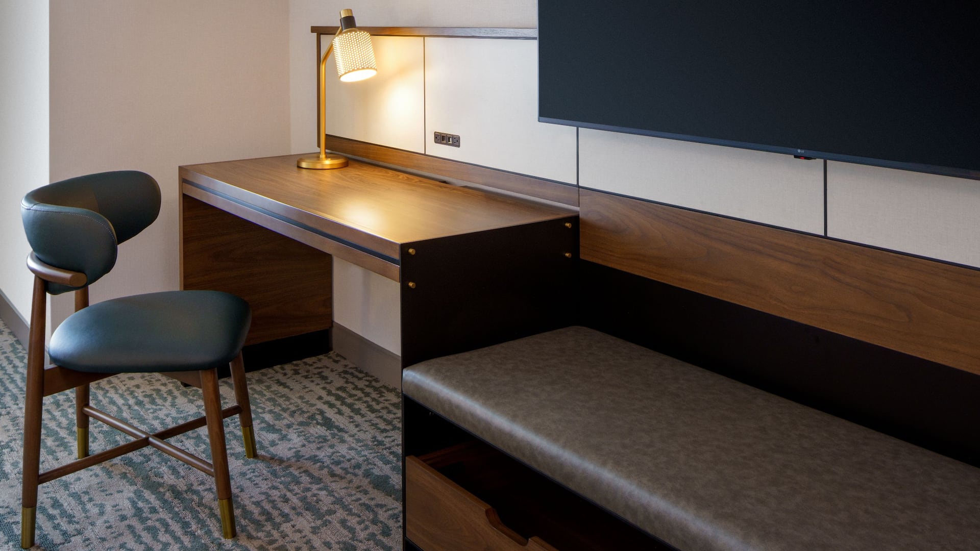 3 de 5 Hyatt Regency Reston Desk Adjacent Furniture