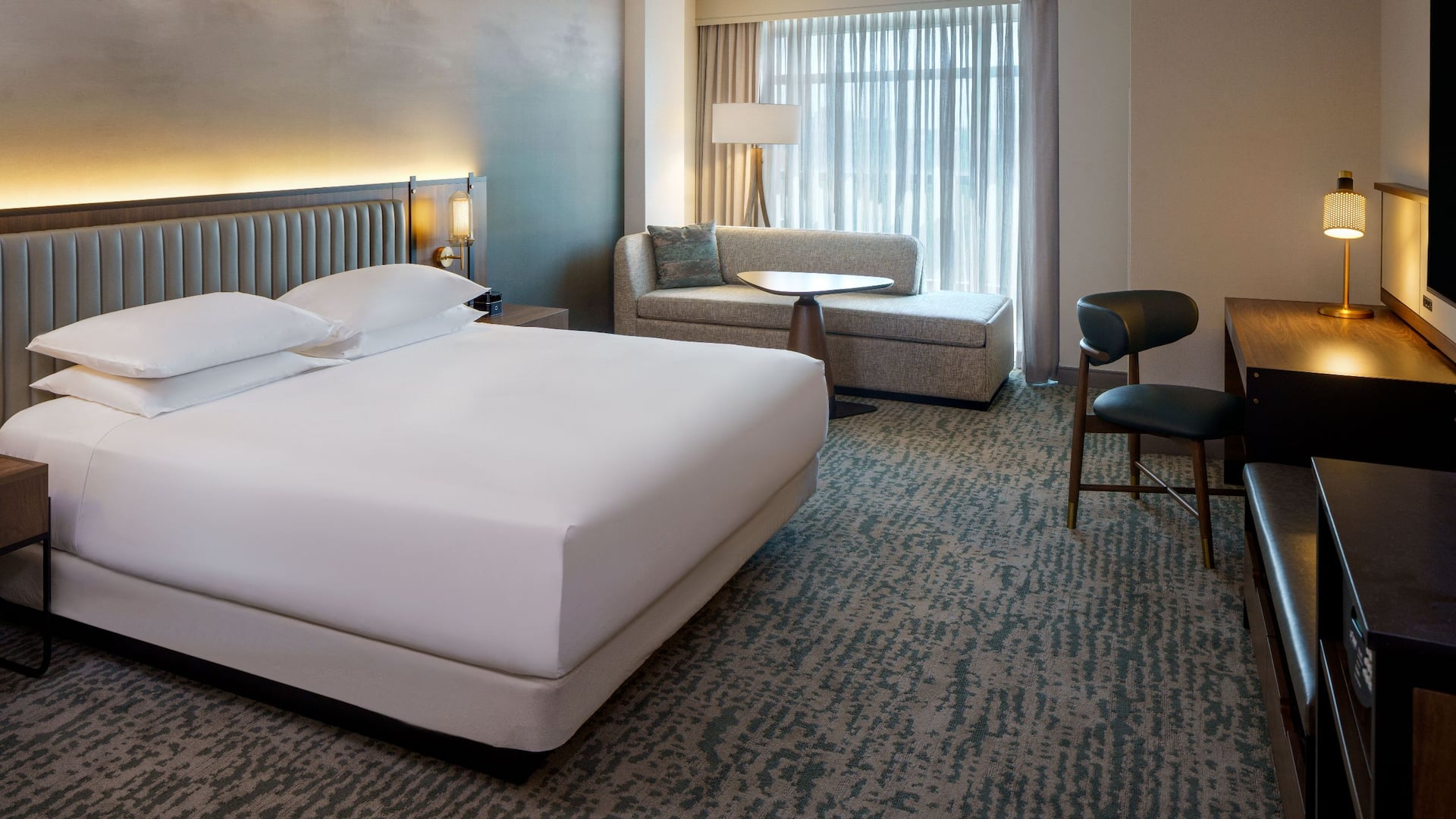 1 de 6 Hyatt Regency Reston King Bed Sofa