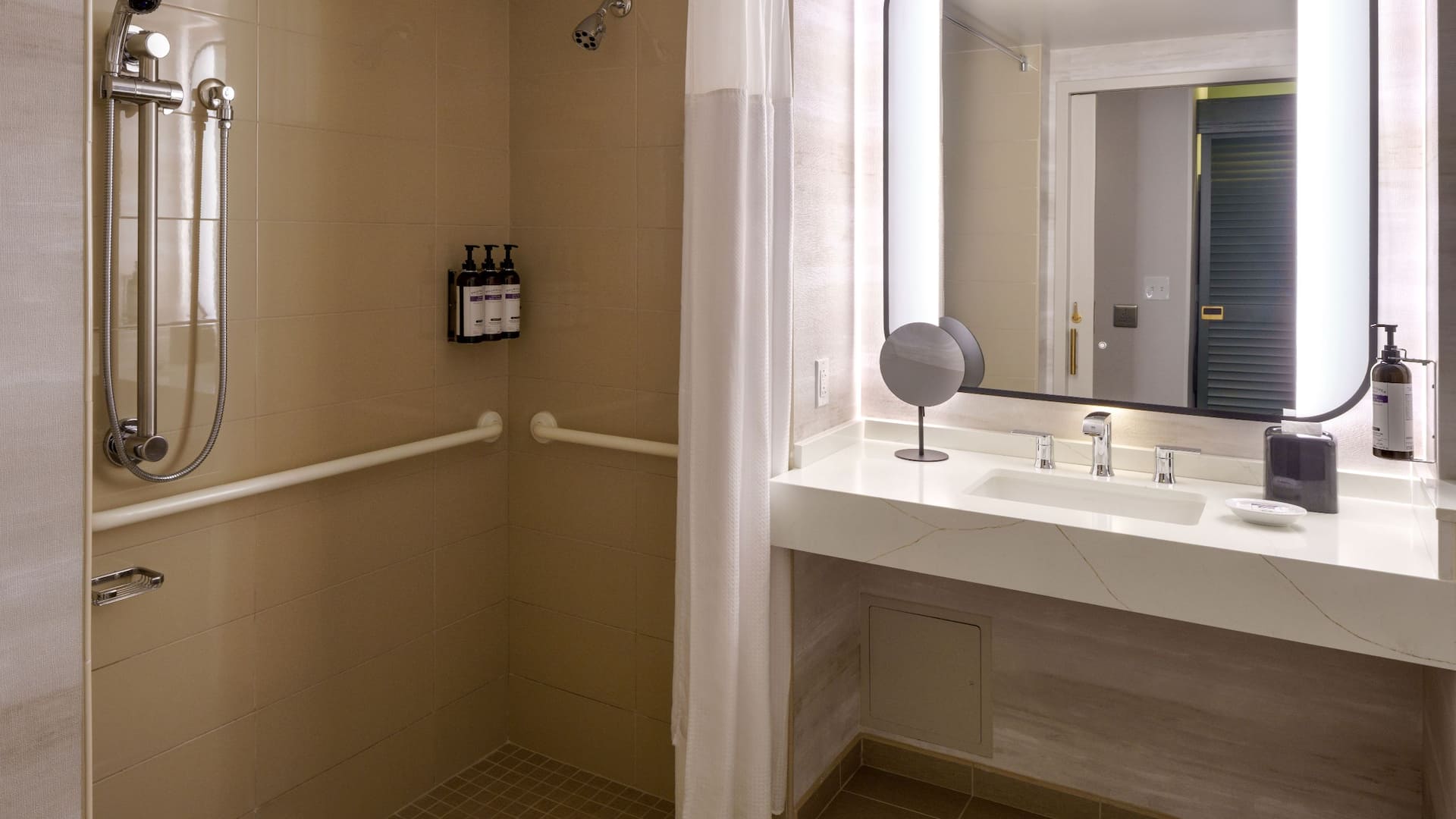 4 de 4 Hyatt Regency Reston Accessible Shower