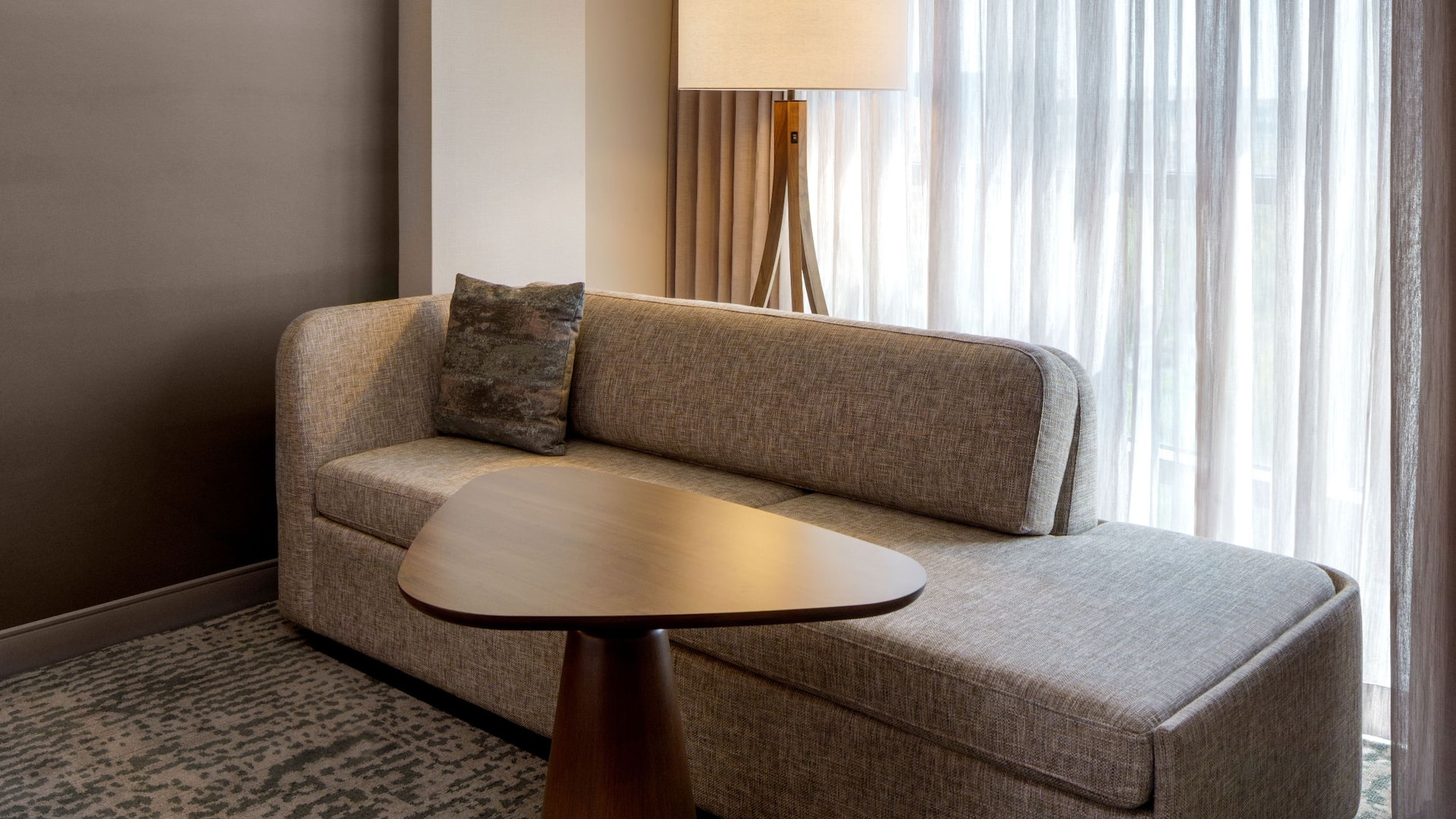 2 de 5 Hyatt Regency Reston Sofabed Lamp
