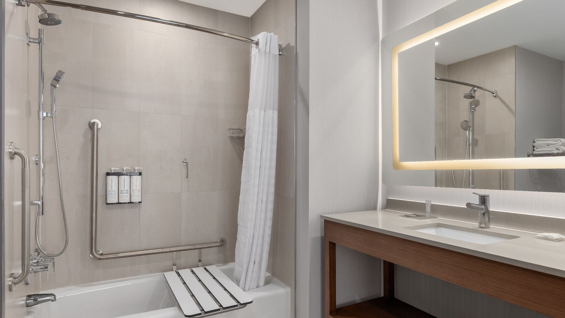 Hyatt Place Mississauga / Airport Corporate Centre Accessible Tub