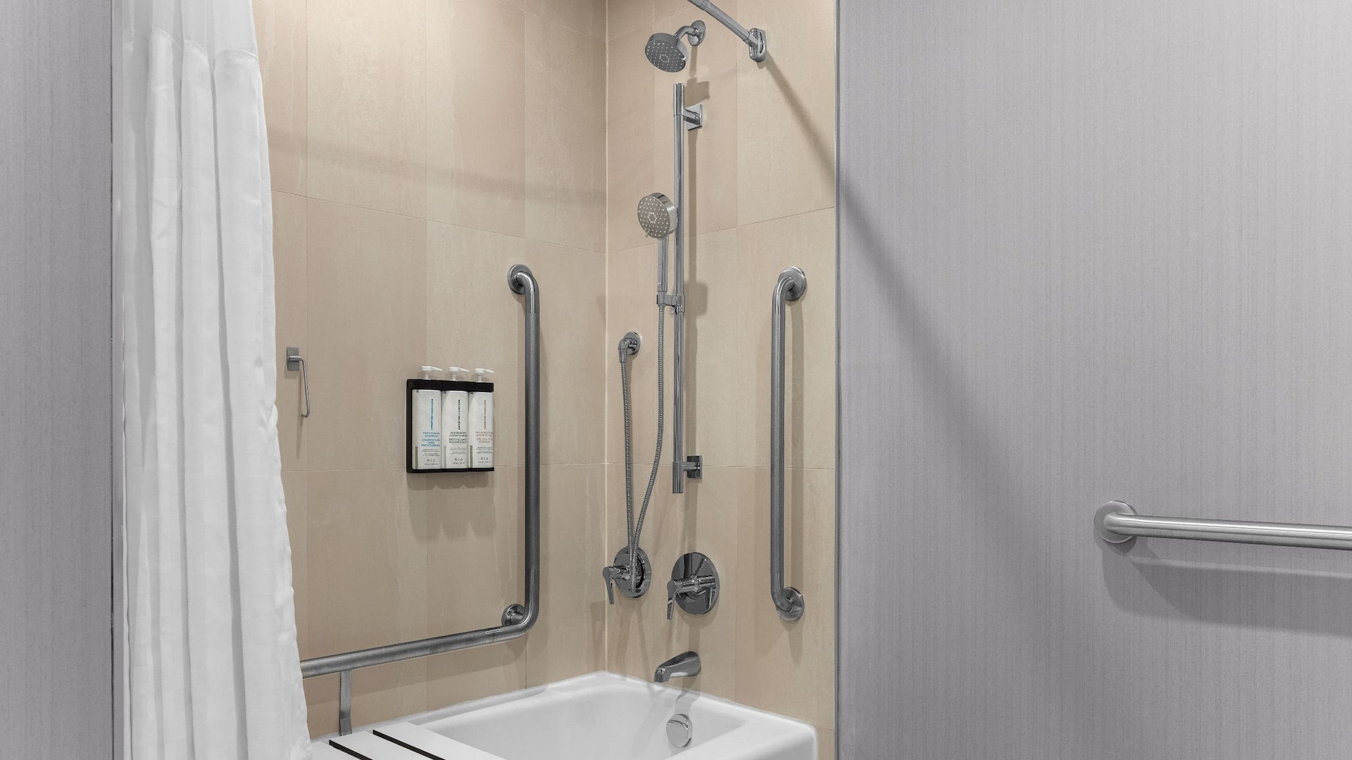 2 of 2 Hyatt Place Mississauga / Airport Corporate Centre Accessible Bathtub